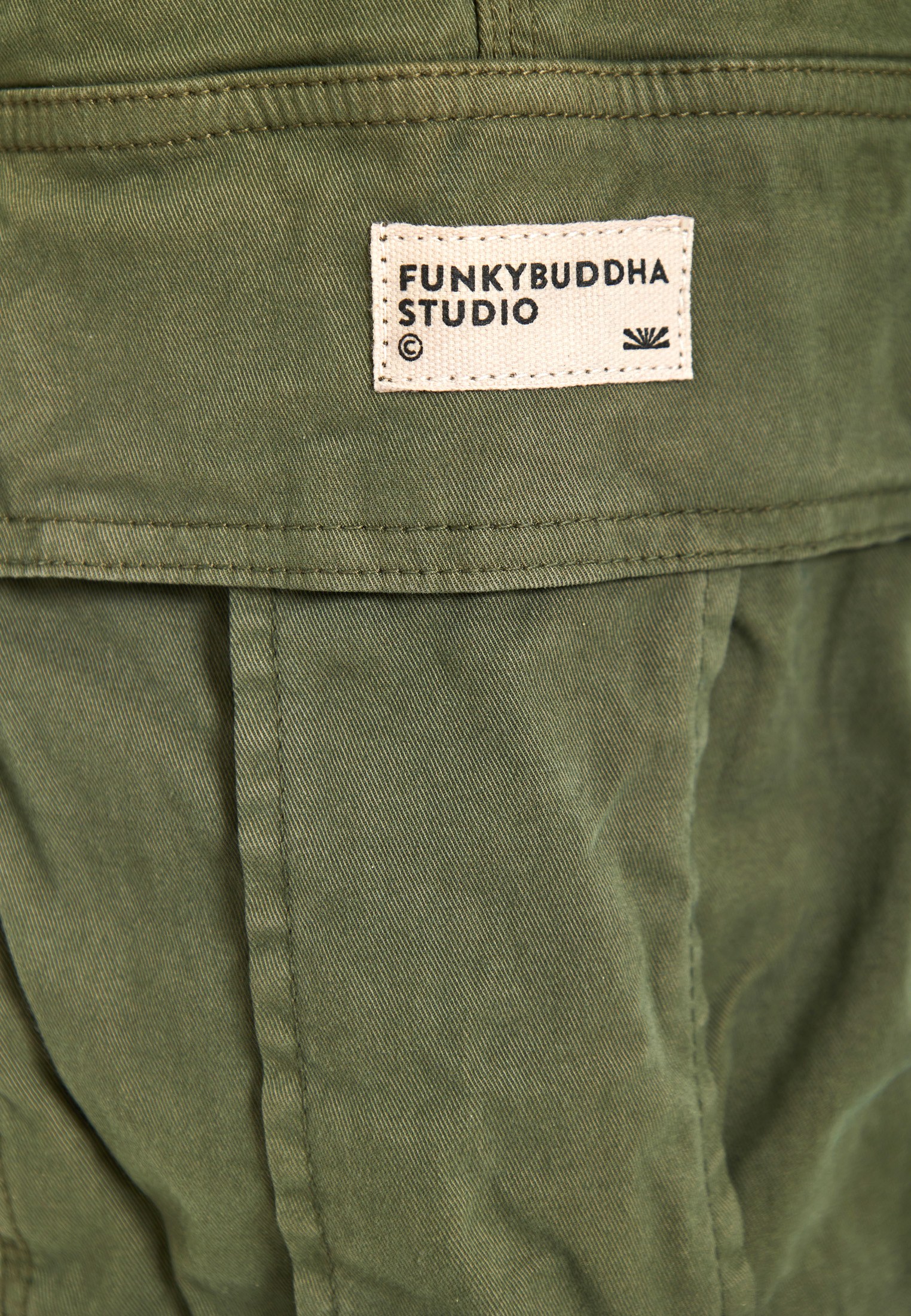 Ανδρική cargo βερμούδα φωτογραφία