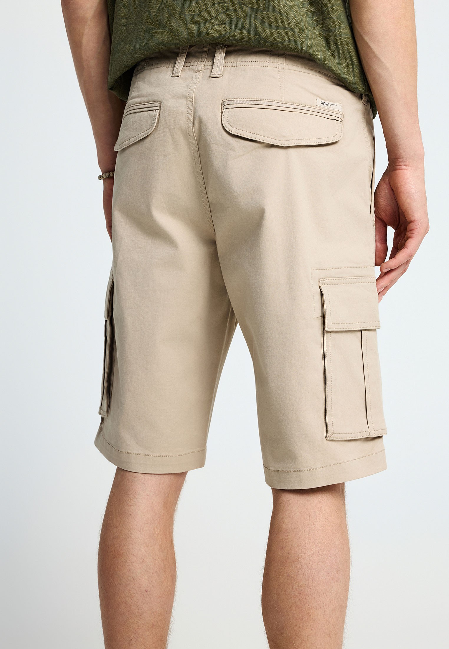 Ανδρική cargo βερμούδα φωτογραφία