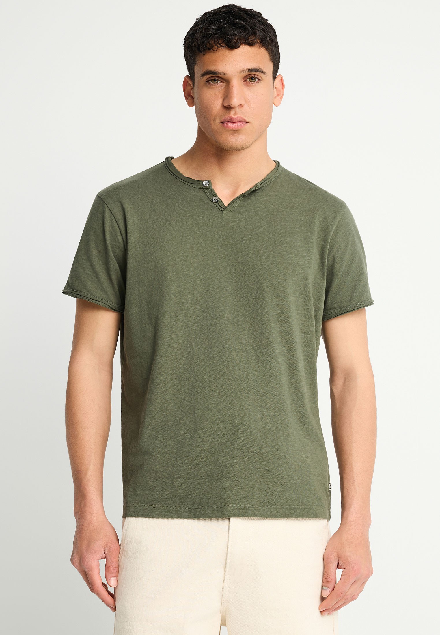 Ανδρικό t-shirt με henley λαιμόκοψη - The essentials