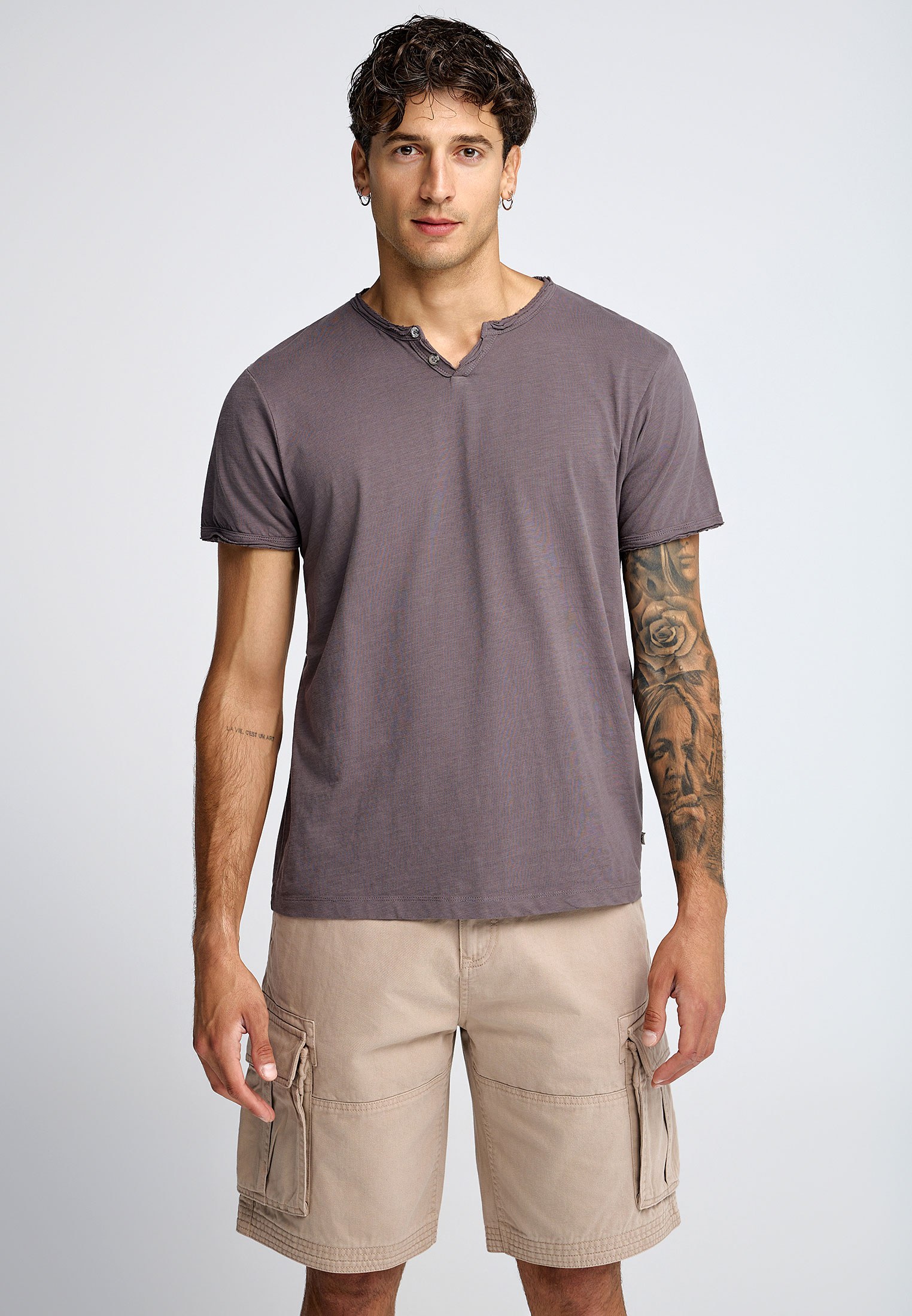 Ανδρικό t-shirt με henley λαιμόκοψη - The essentials