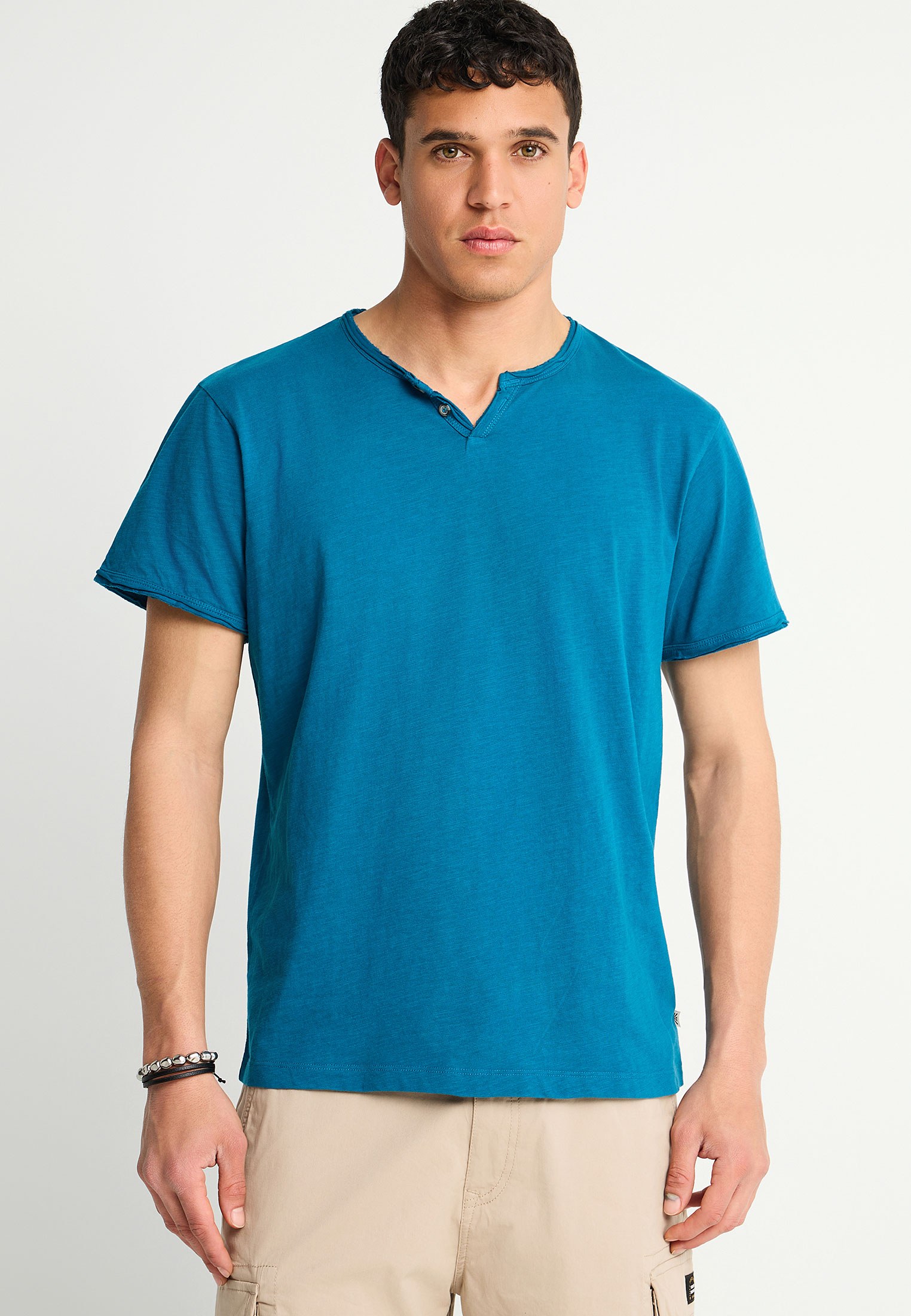 Ανδρικό t-shirt με henley λαιμόκοψη - The essentials