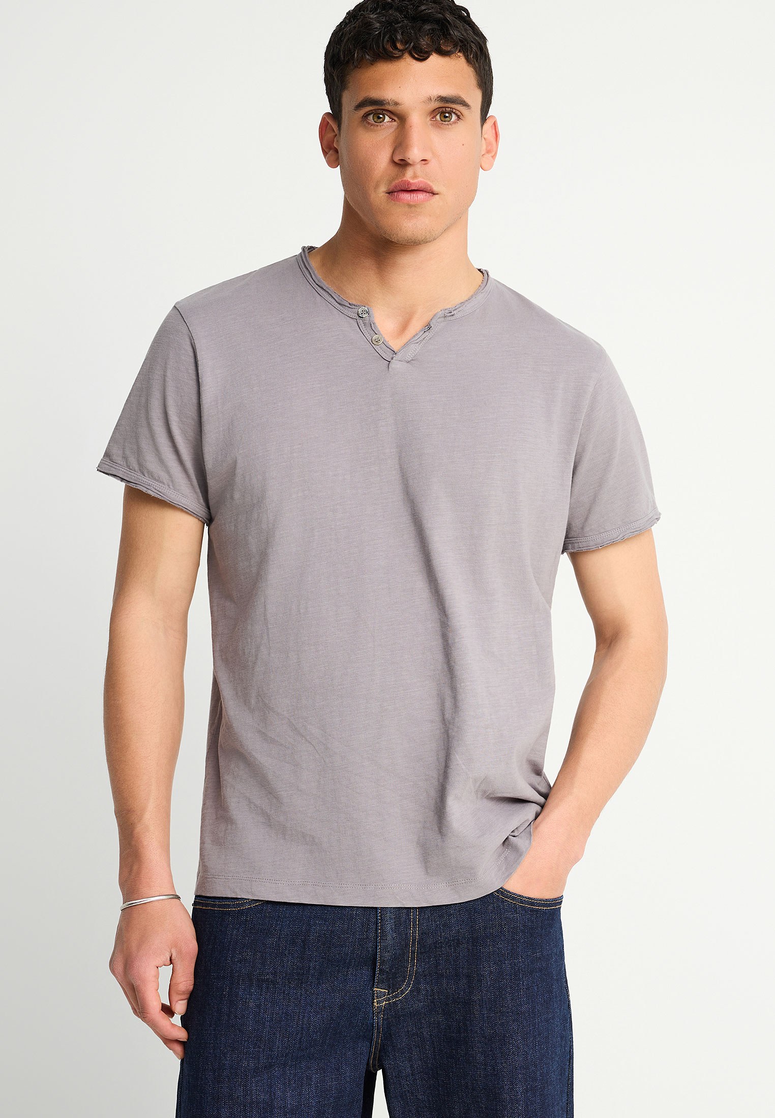 Ανδρικό t-shirt με henley λαιμόκοψη - The essentials