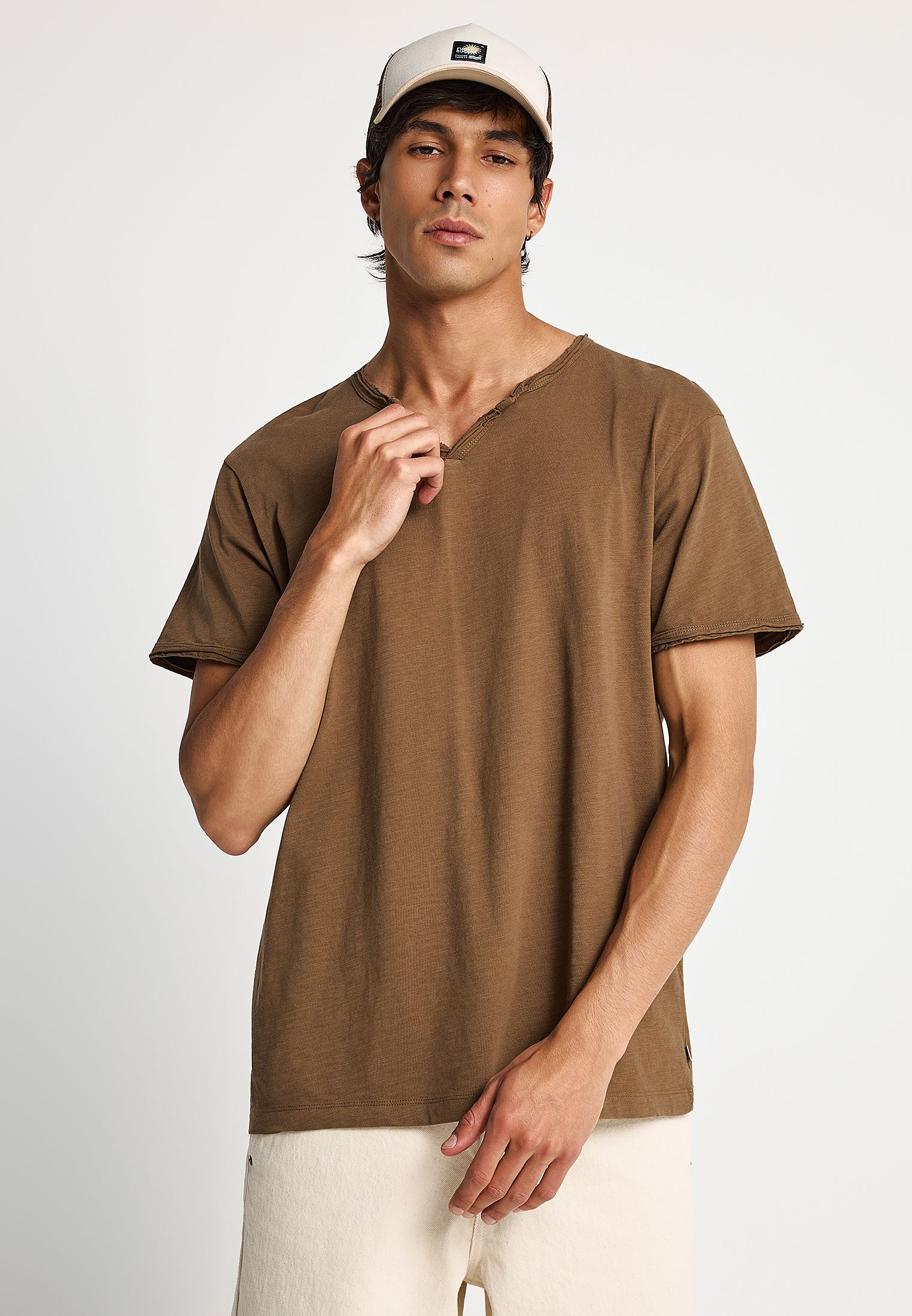 Ανδρικό t-shirt με henley λαιμόκοψη - The essentials