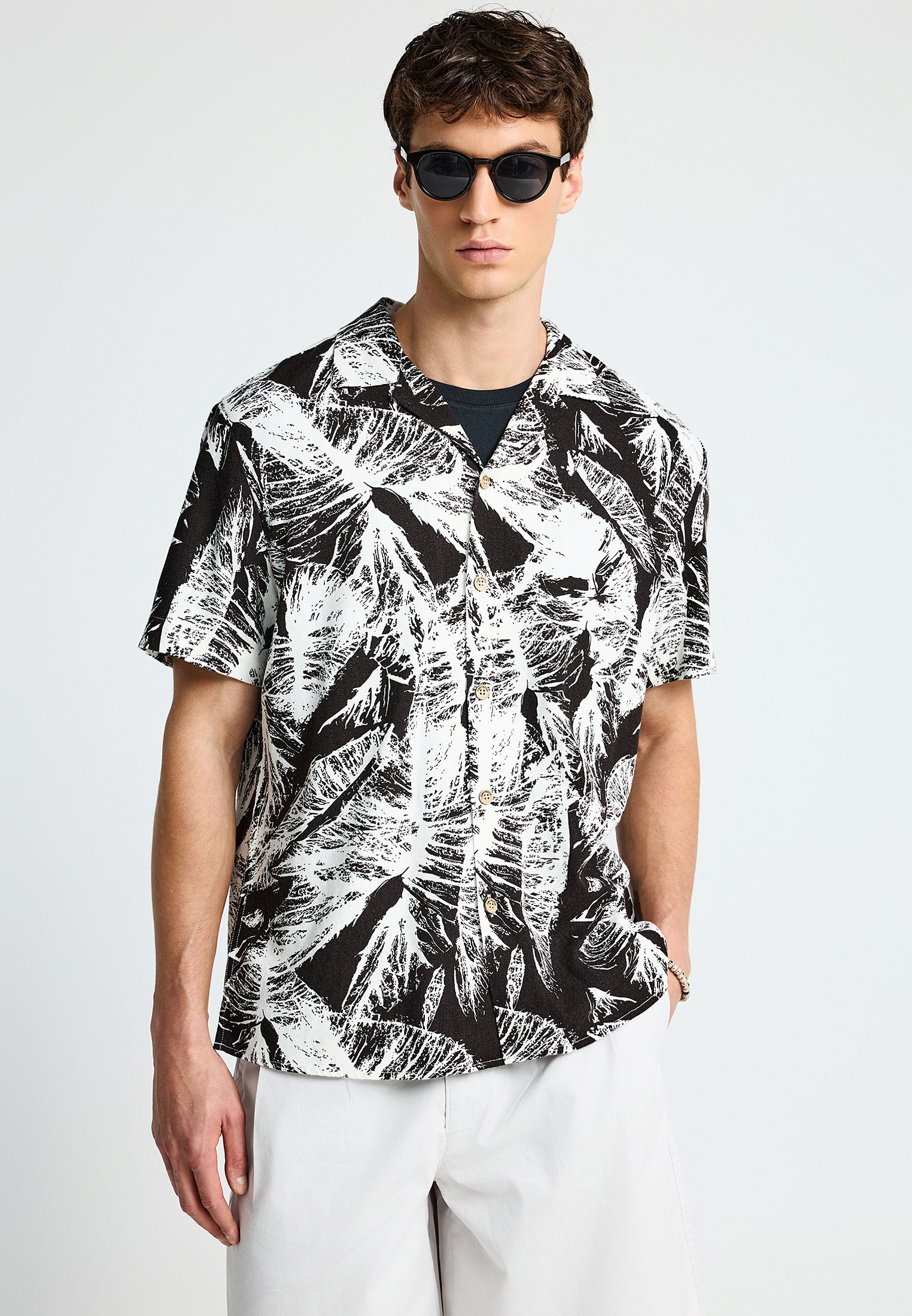 Ανδρικά ρούχα FunkyBuddha - ΣΗΜΑΝΤΙΚΟ: Σε περίπτωση διαφοράς τιμής από το κατάστημα ισχύει παντα και μόνο η τιμή του καταστήματος Ανδρικό κοντομάνικο πουκάμισο με τύπωμα