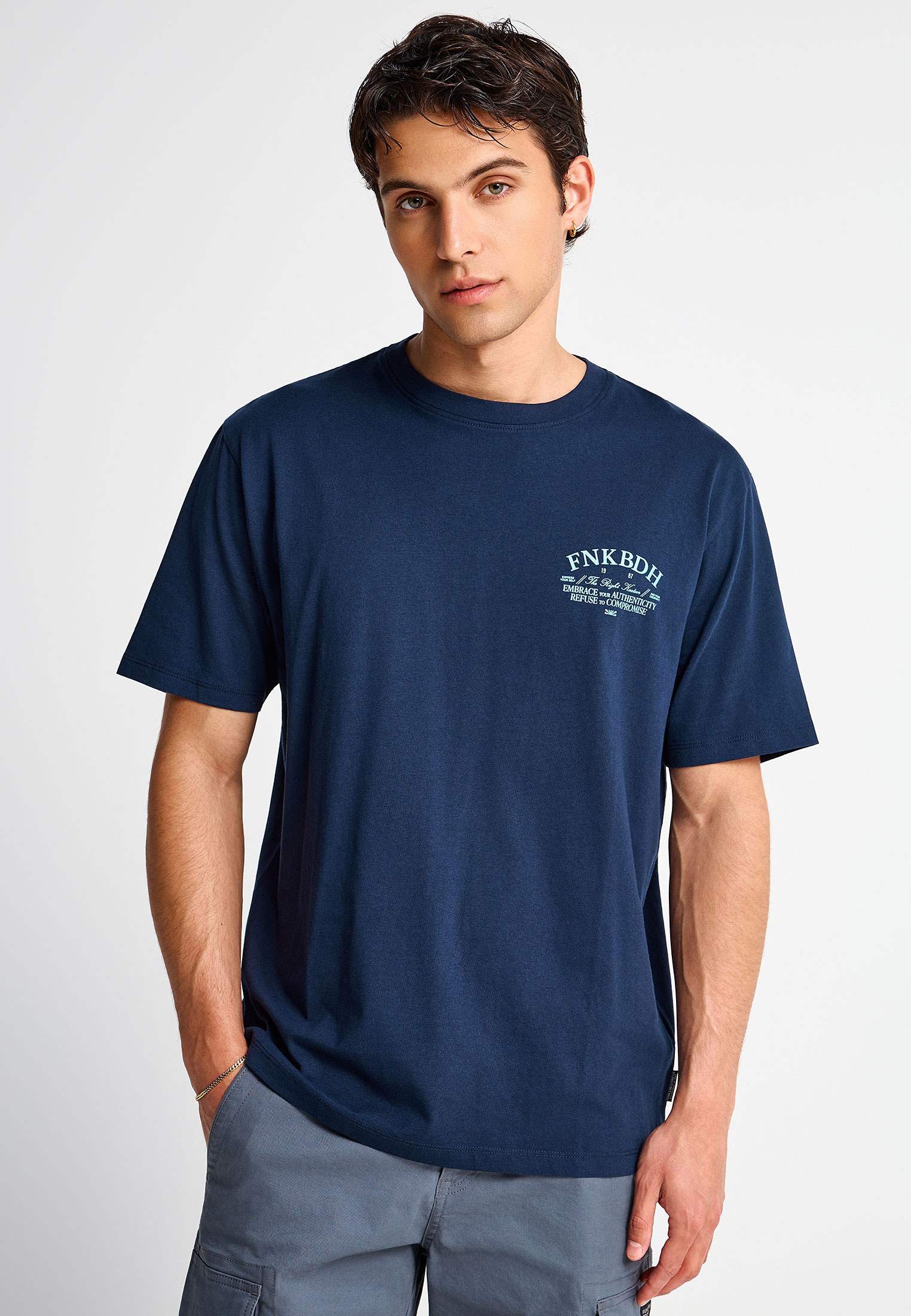 Ανδρικό relaxed t-shirt με τύπωμα στην πλάτη