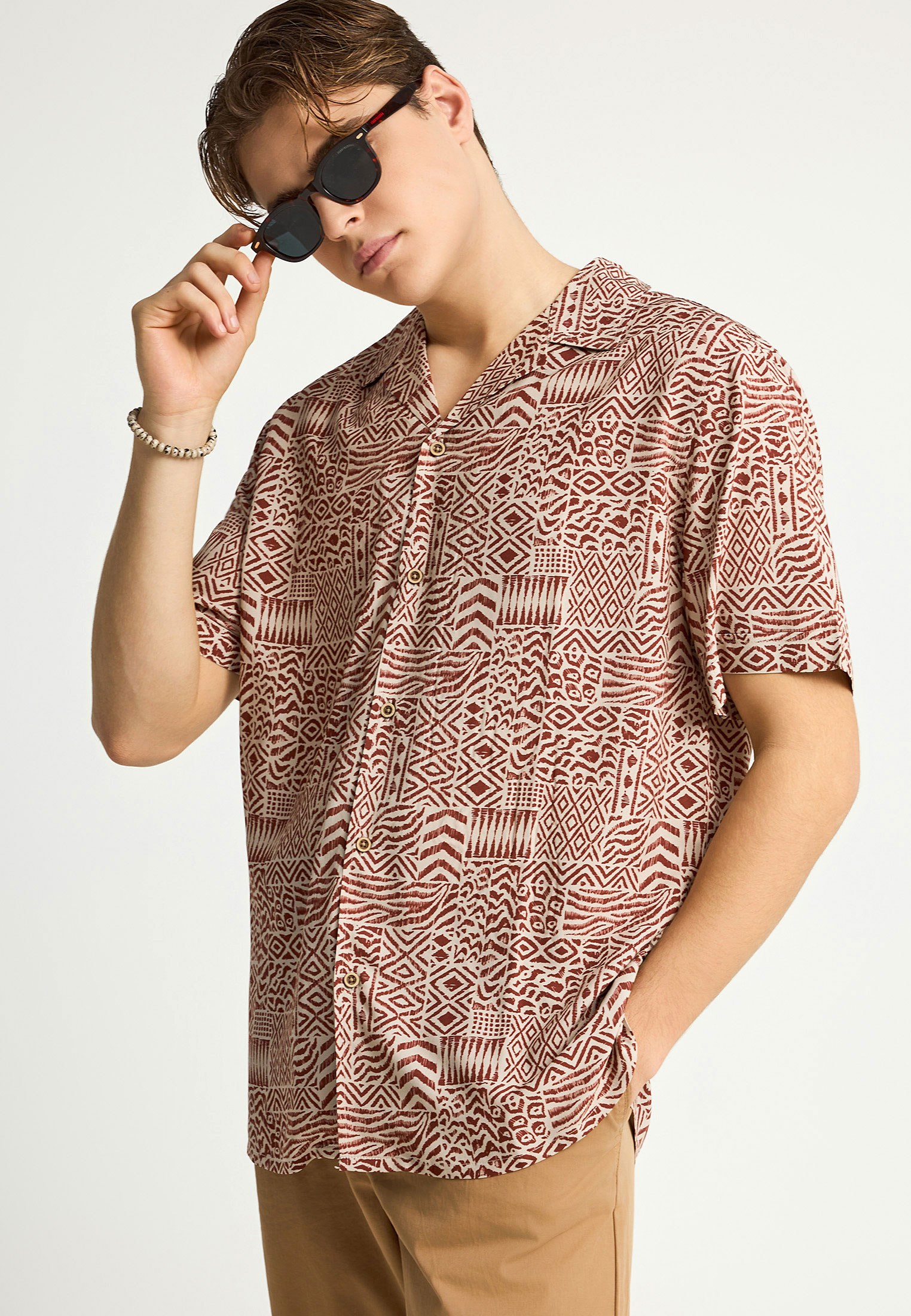 Ανδρικό κοντομάνικο πουκάμισο με τύπωμα