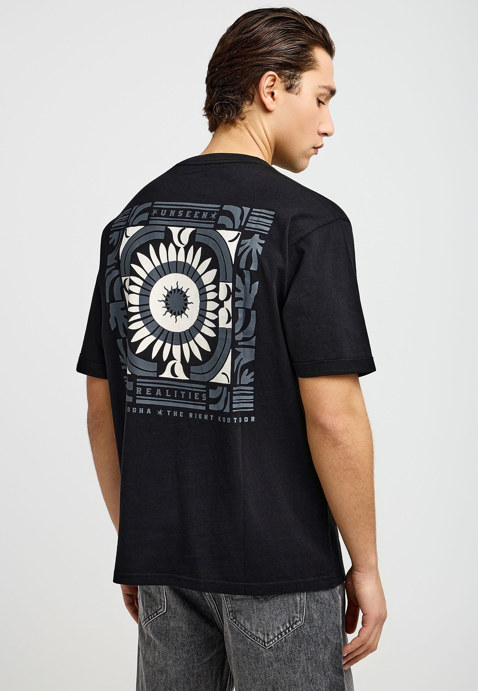 Ανδρικό relaxed t-shirt με τύπωμα στην πλάτη