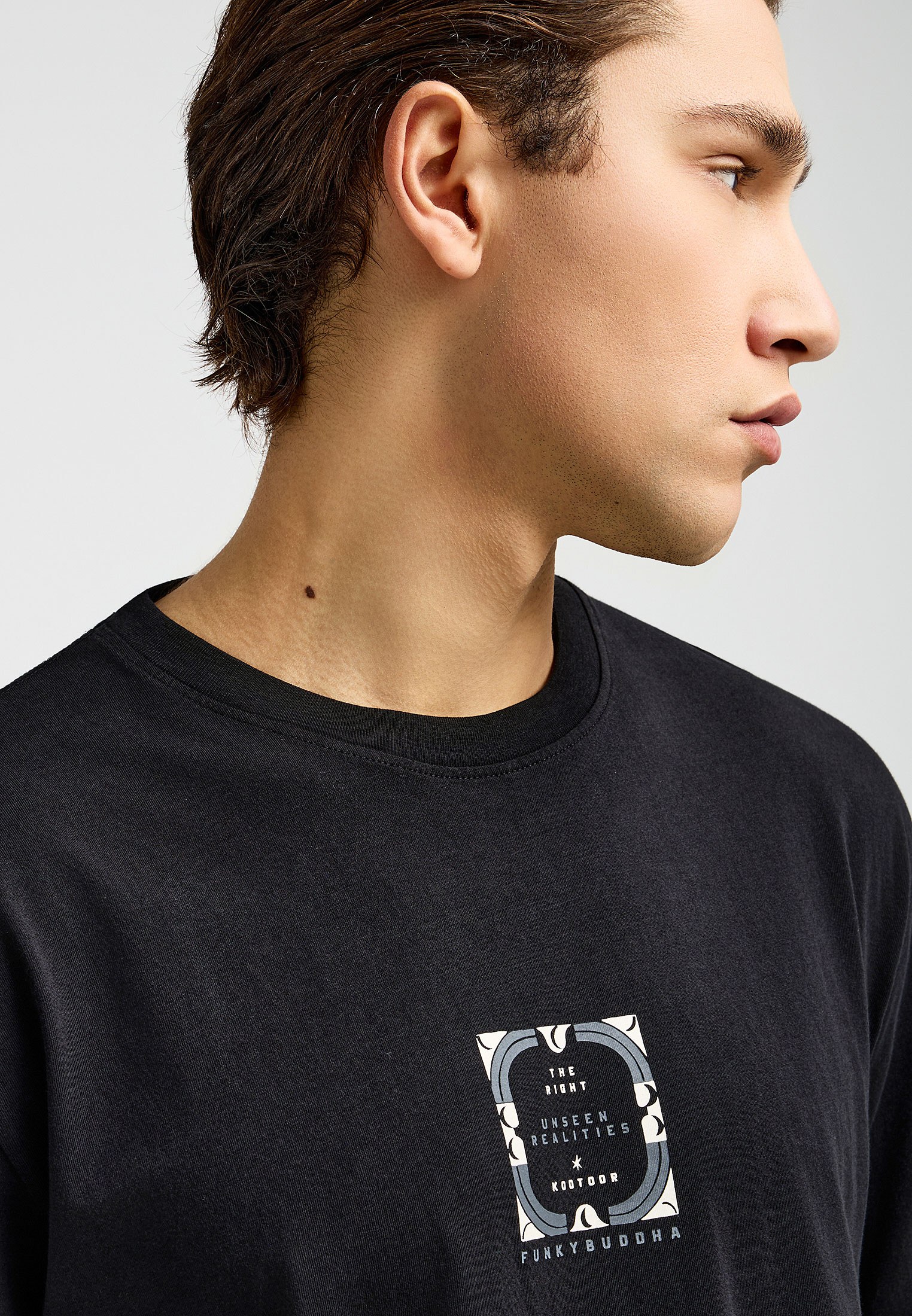 Ανδρικό relaxed t-shirt με τύπωμα στην πλάτη