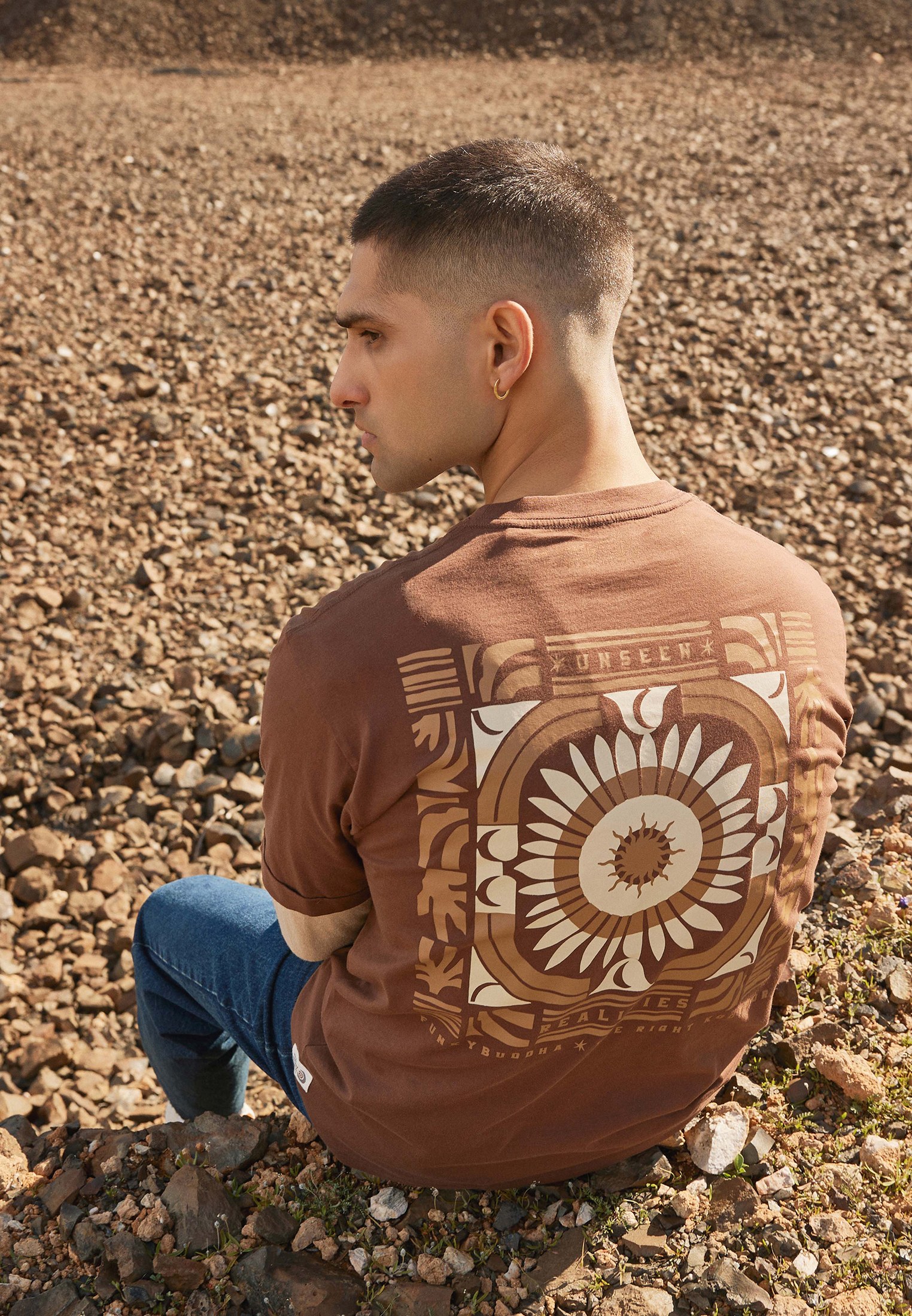Ανδρικό relaxed t-shirt με τύπωμα στην πλάτη