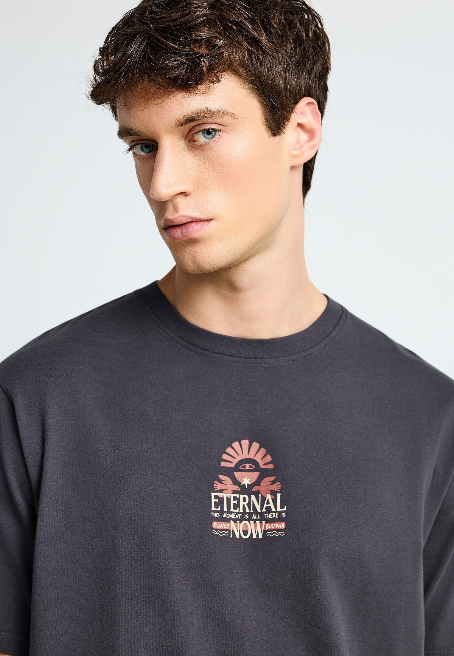 T-shirt με τύπωμα στην πλάτη