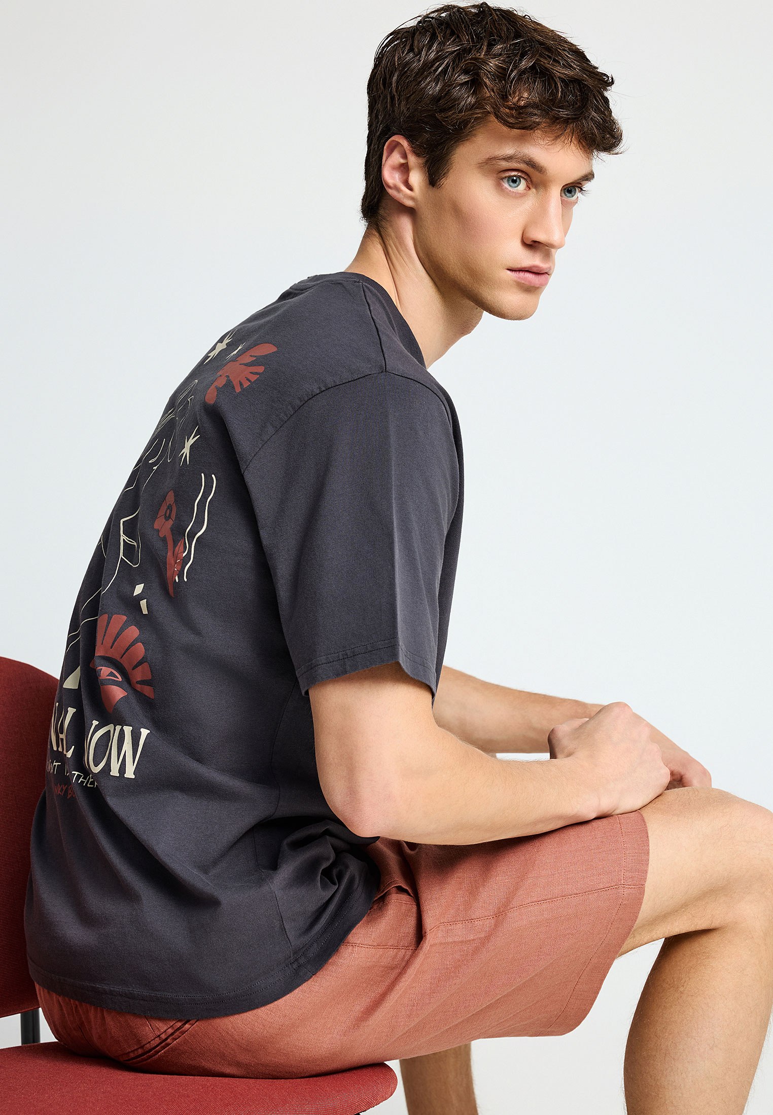 T-shirt με τύπωμα στην πλάτη