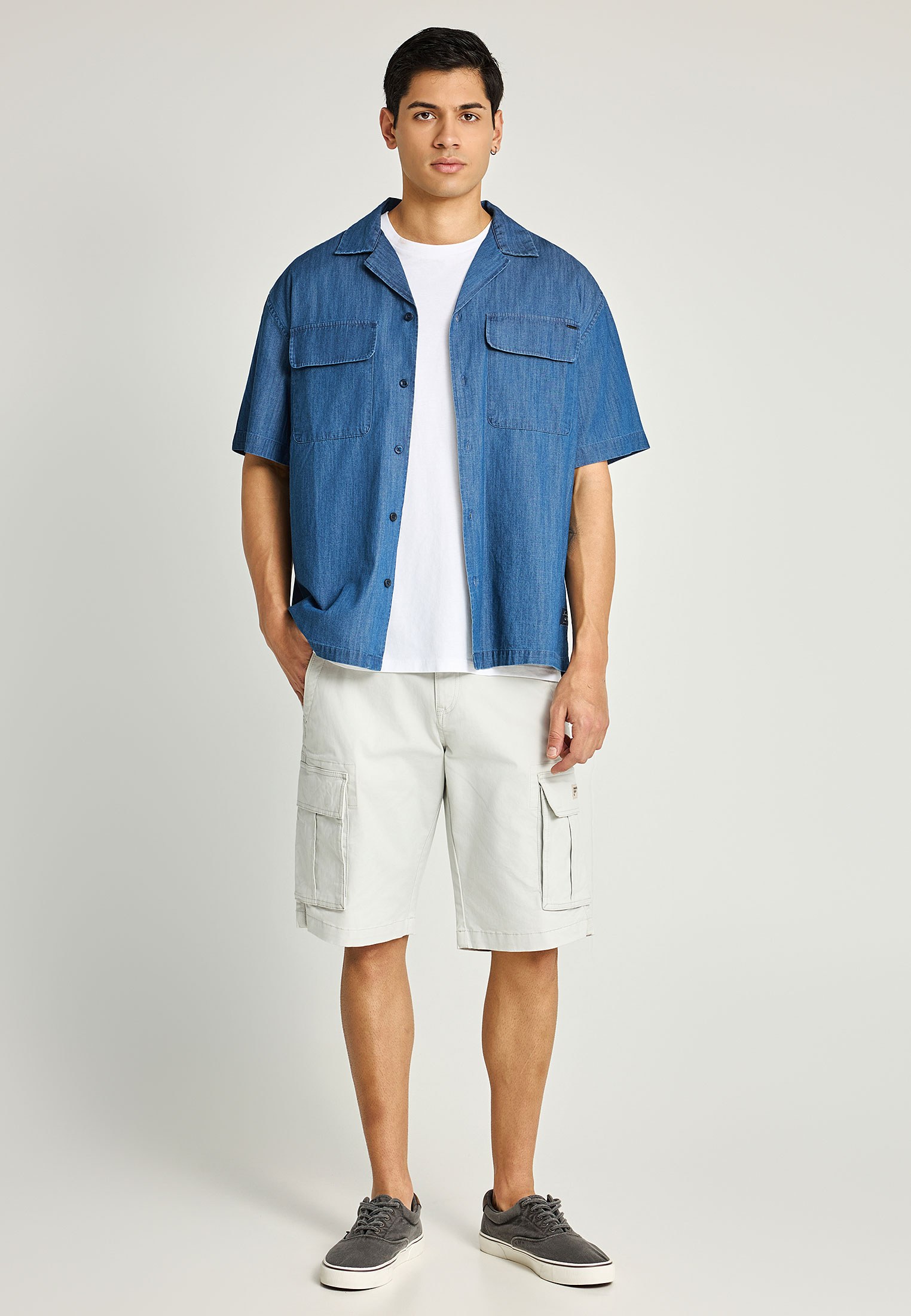 Ανδρικό oversized βαμβακερό πουκάμισο φωτογραφία