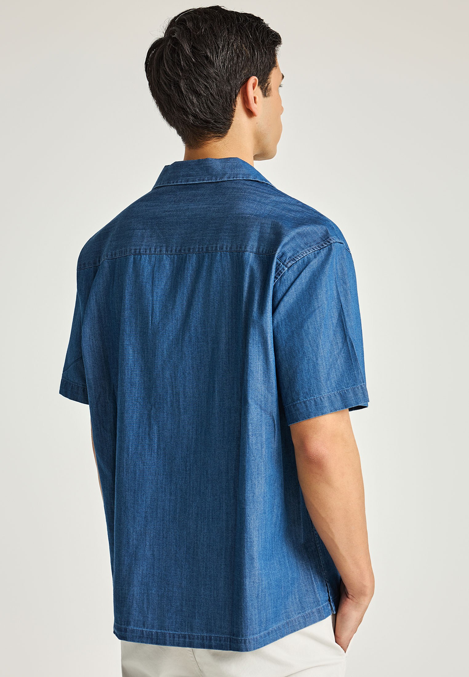 Ανδρικό oversized βαμβακερό πουκάμισο φωτογραφία