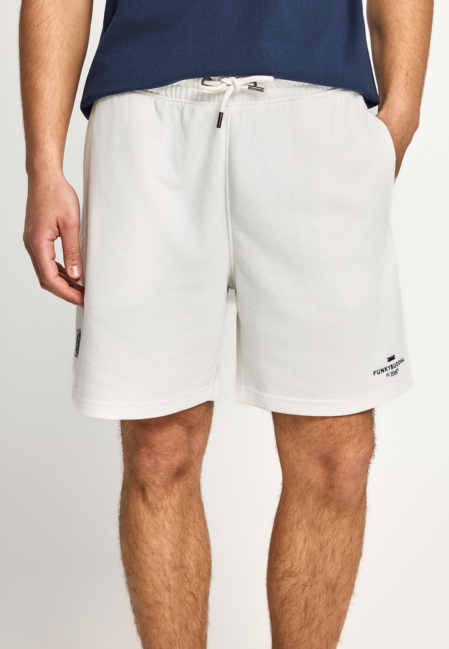 Ανδρικά ρούχα FunkyBuddha - ΣΗΜΑΝΤΙΚΟ: Σε περίπτωση διαφοράς τιμής από το κατάστημα ισχύει παντα και μόνο η τιμή του καταστήματος Ανδρική αθλητική βερμούδα με λογότυπο