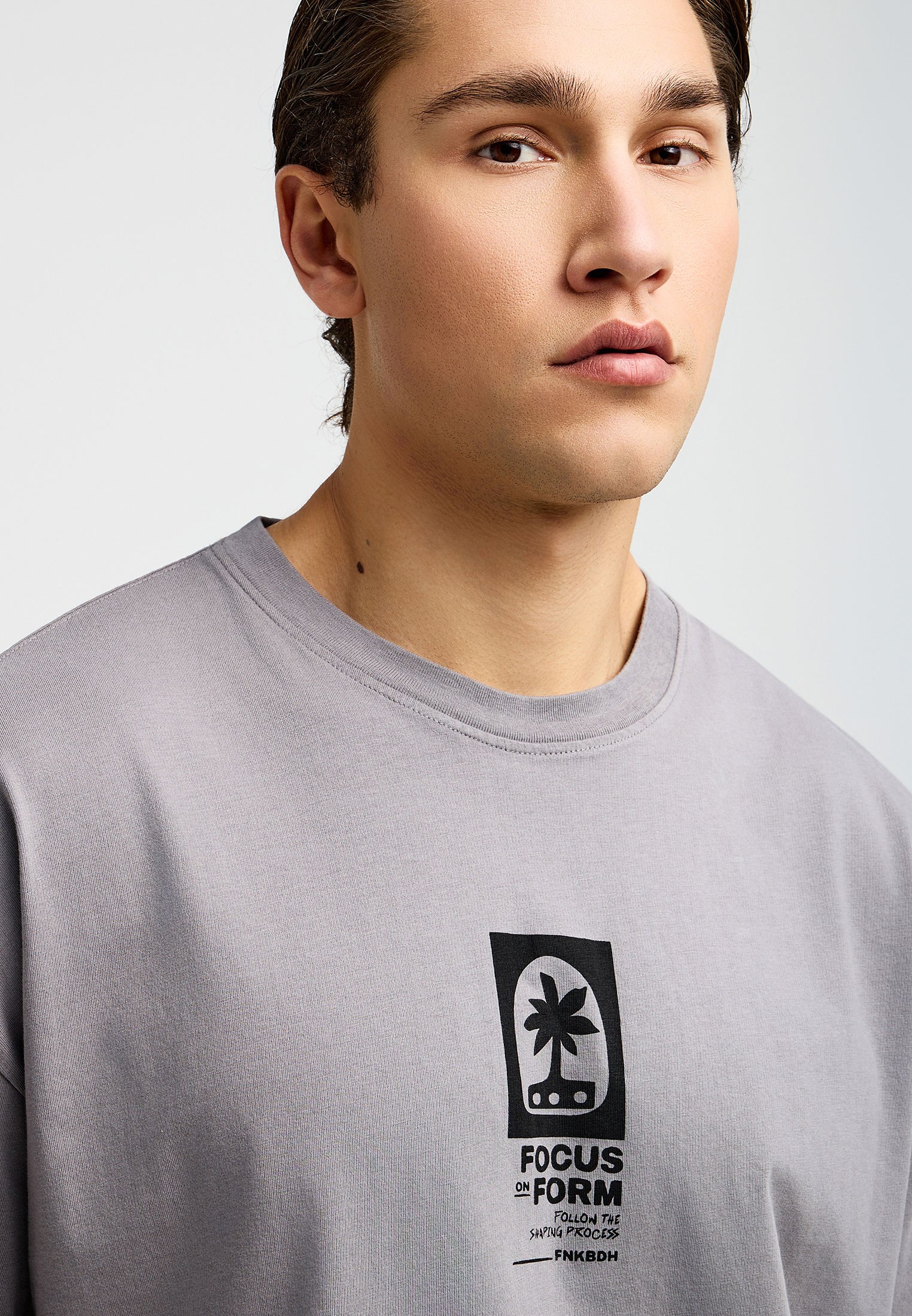 Ανδρικό oversized t-shirt με τύπωμα στην πλάτη