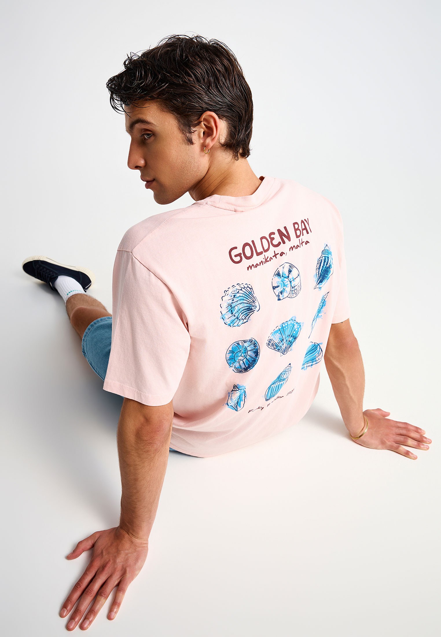 Ανδρικό relaxed t-shirt με τύπωμα στην πλάτη