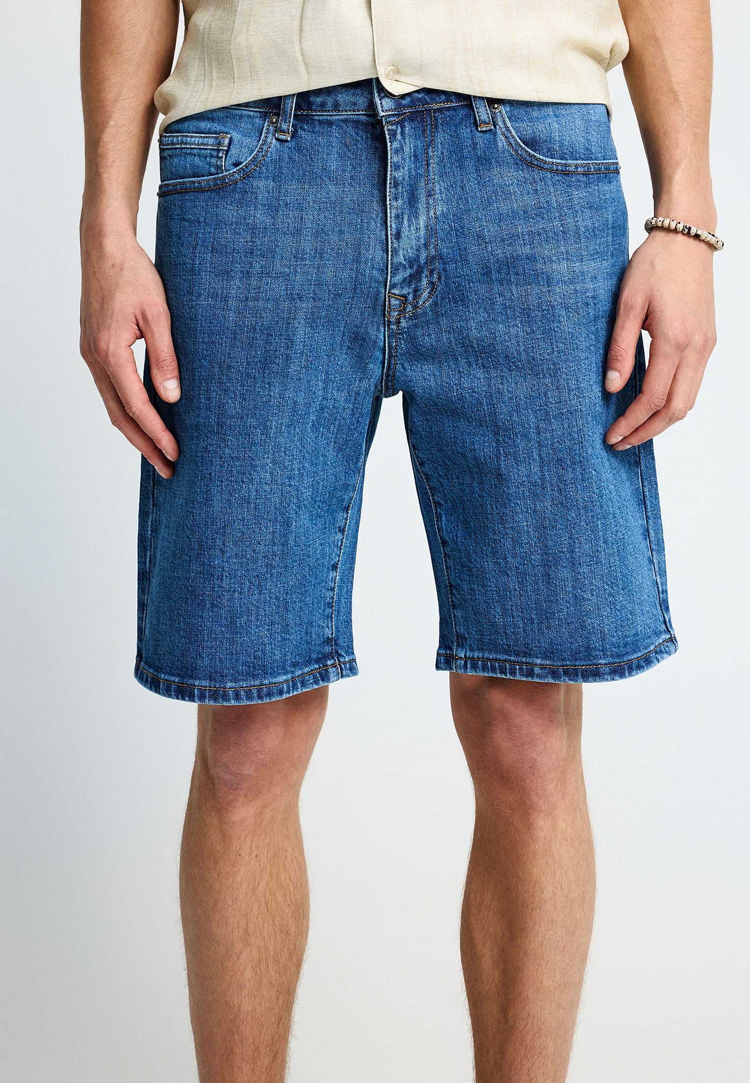 Ανδρικά ρούχα FunkyBuddha - ΣΗΜΑΝΤΙΚΟ: Σε περίπτωση διαφοράς τιμής από το κατάστημα ισχύει παντα και μόνο η τιμή του καταστήματος Ανδρική slim tapered βερμούδα τζην -The essentials