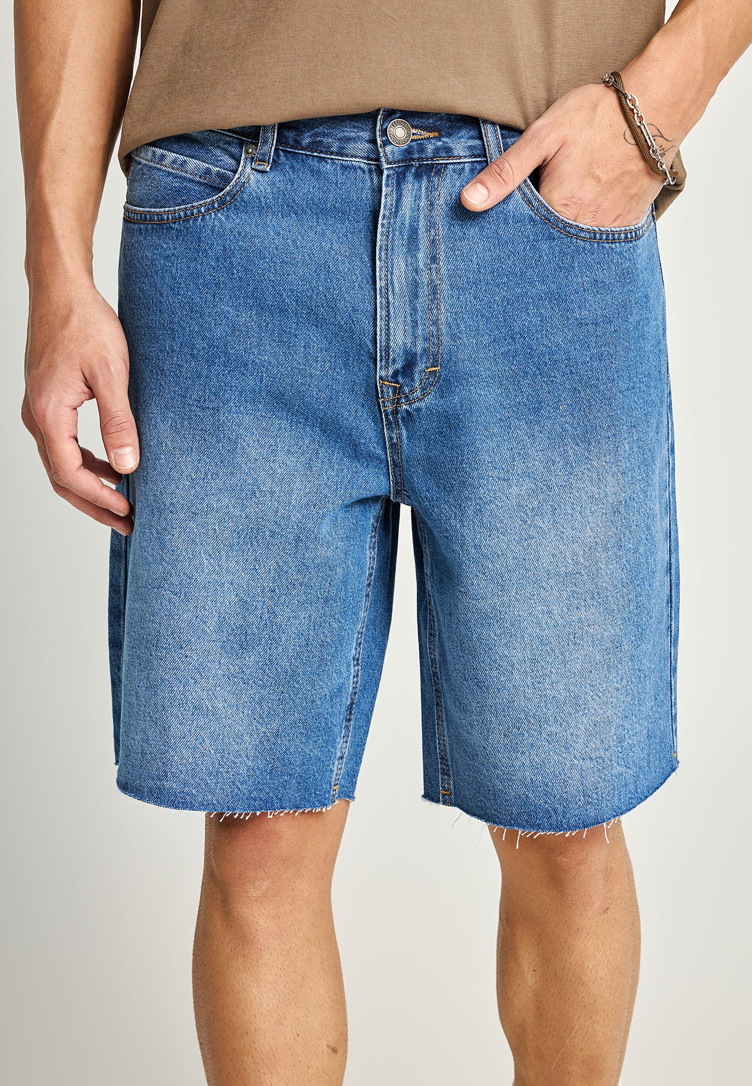 Ανδρικά ρούχα FunkyBuddha - ΣΗΜΑΝΤΙΚΟ: Σε περίπτωση διαφοράς τιμής από το κατάστημα ισχύει παντα και μόνο η τιμή του καταστήματος Ανδρική loose βερμούδα τζην από βαμβάκι