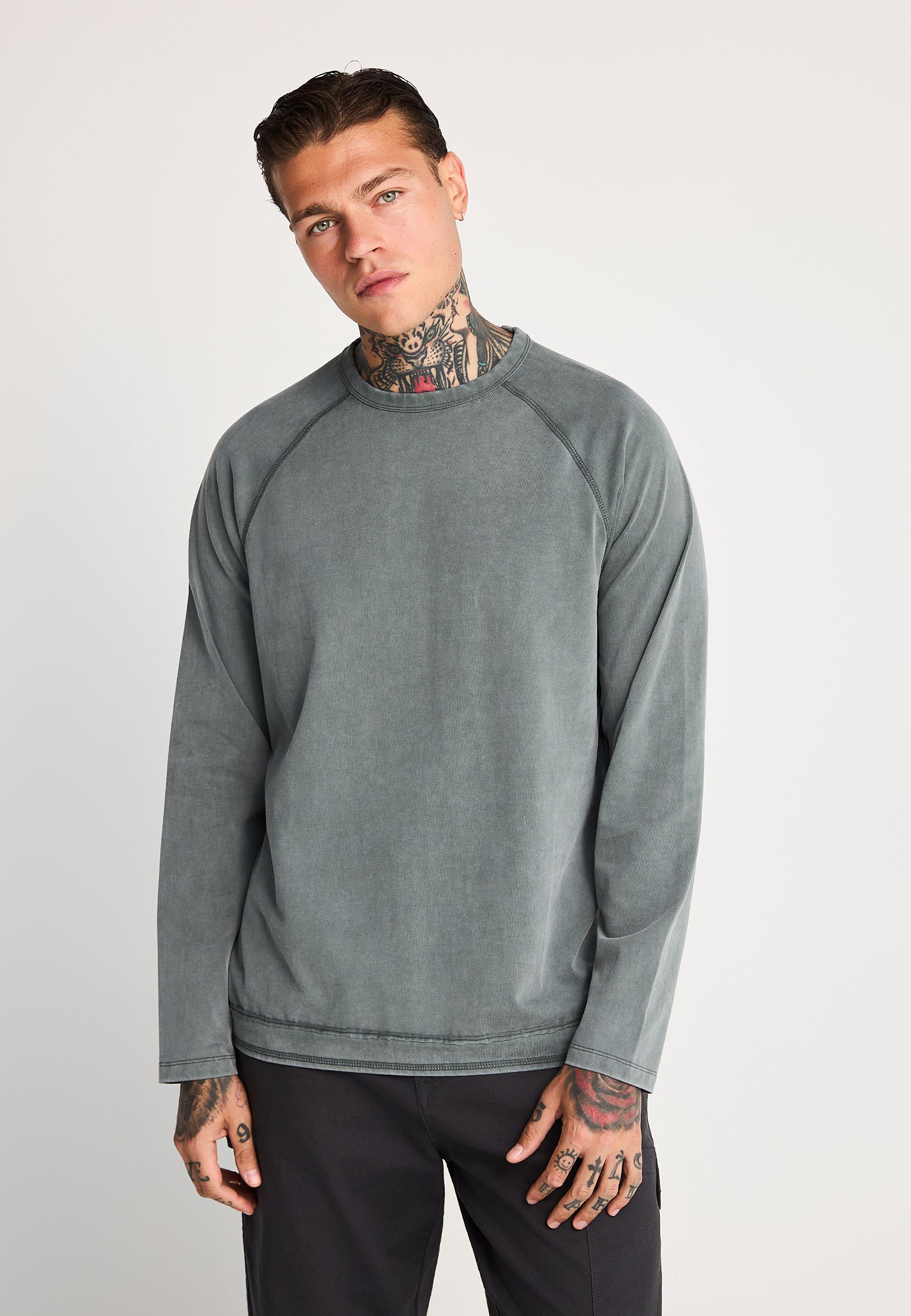 Ανδρική μπλούζα relaxed fit με μακριά μανίκια