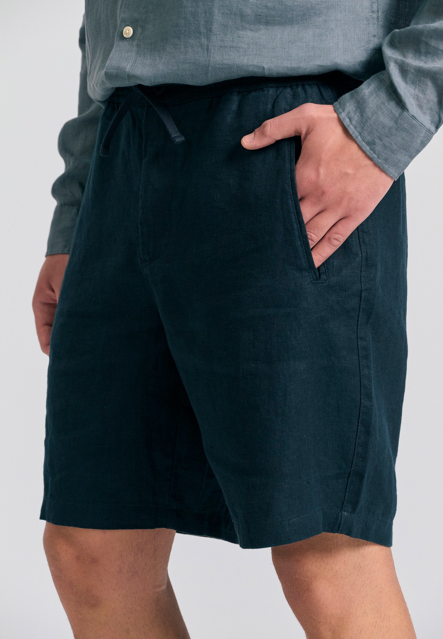 Comfort fit garment dyed βερμούδα από λινό φωτογραφία