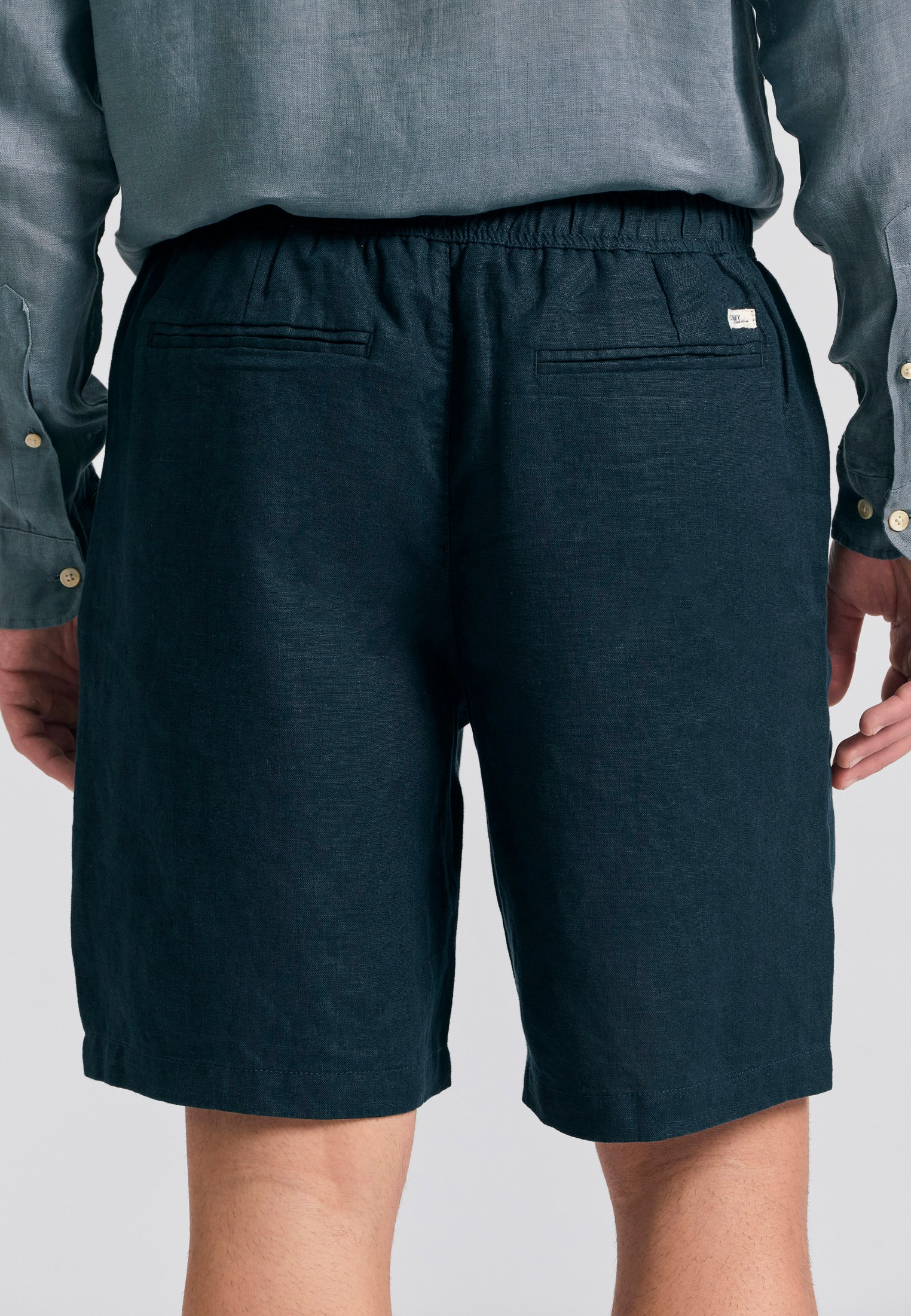 Comfort fit garment dyed βερμούδα από λινό φωτογραφία