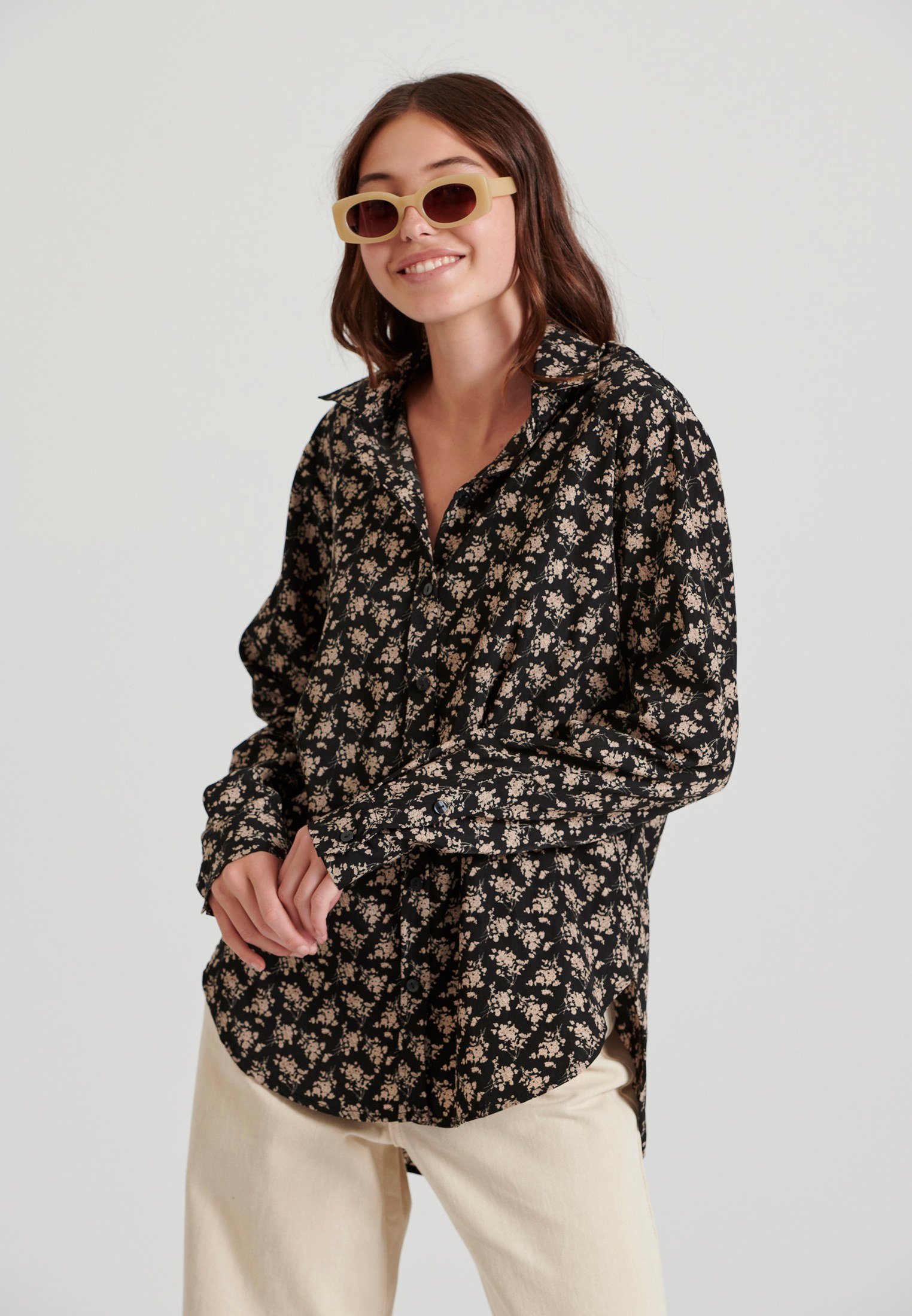 Εμπριμέ πουκάμισο με ασύμμετρο τελείωμα