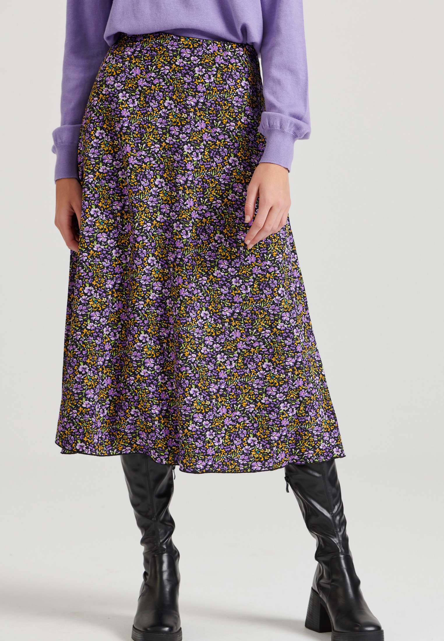 Μίντι φλοράλ φούστα σε Άλφα γραμμή