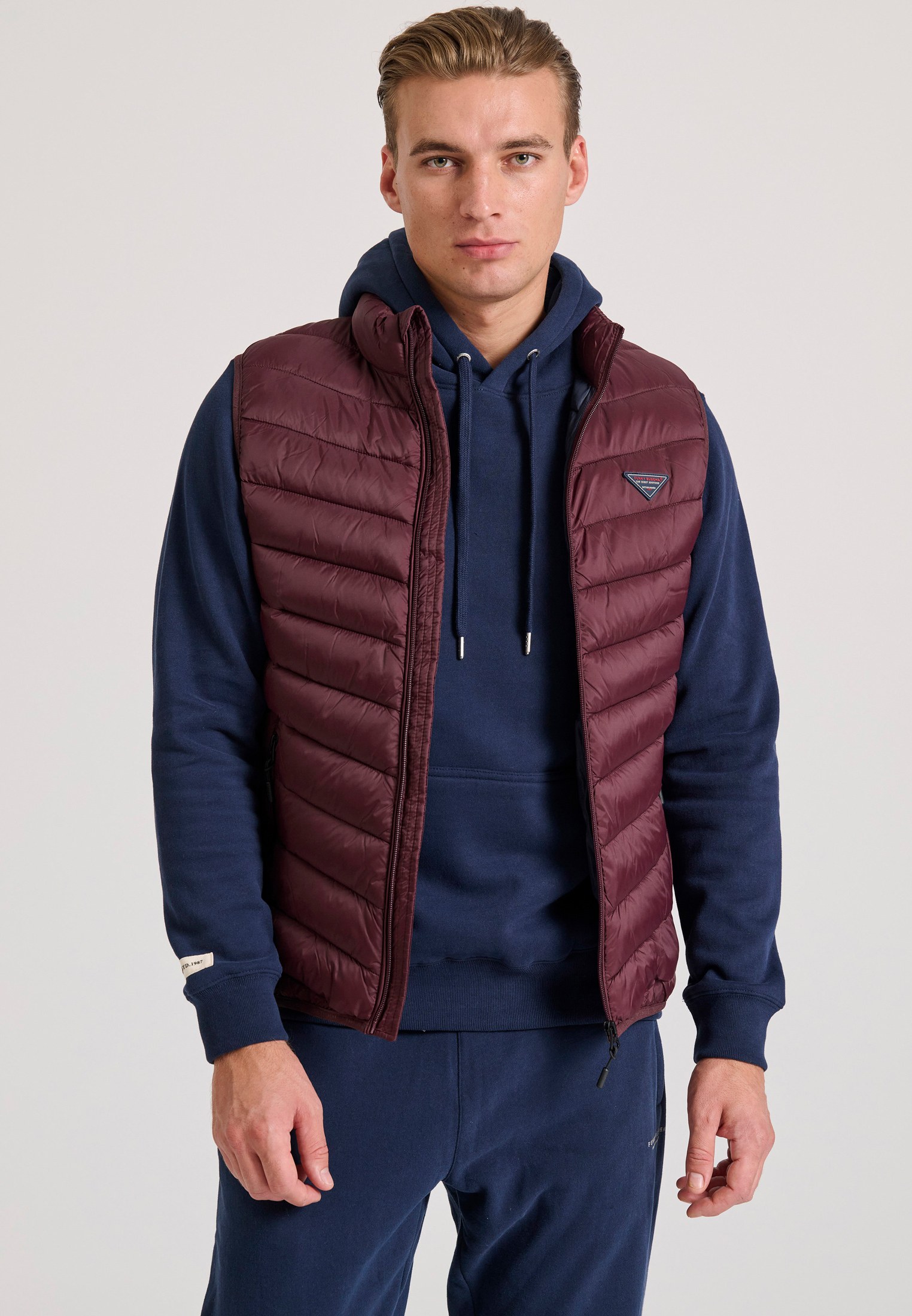 Ανδρικό αμάνικο καπιτονέ μπουφάν