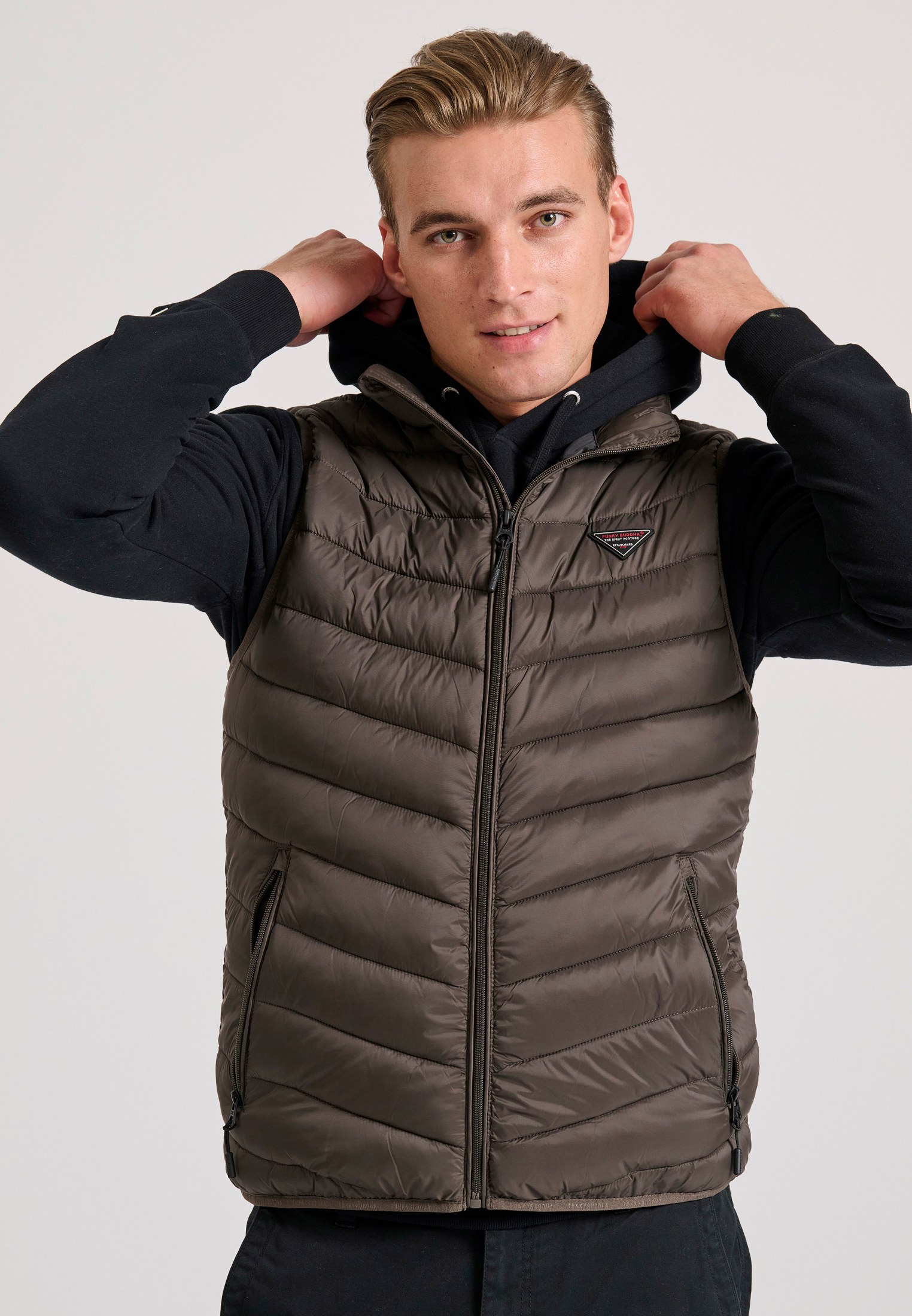 Ανδρικό αμάνικο καπιτονέ μπουφάν