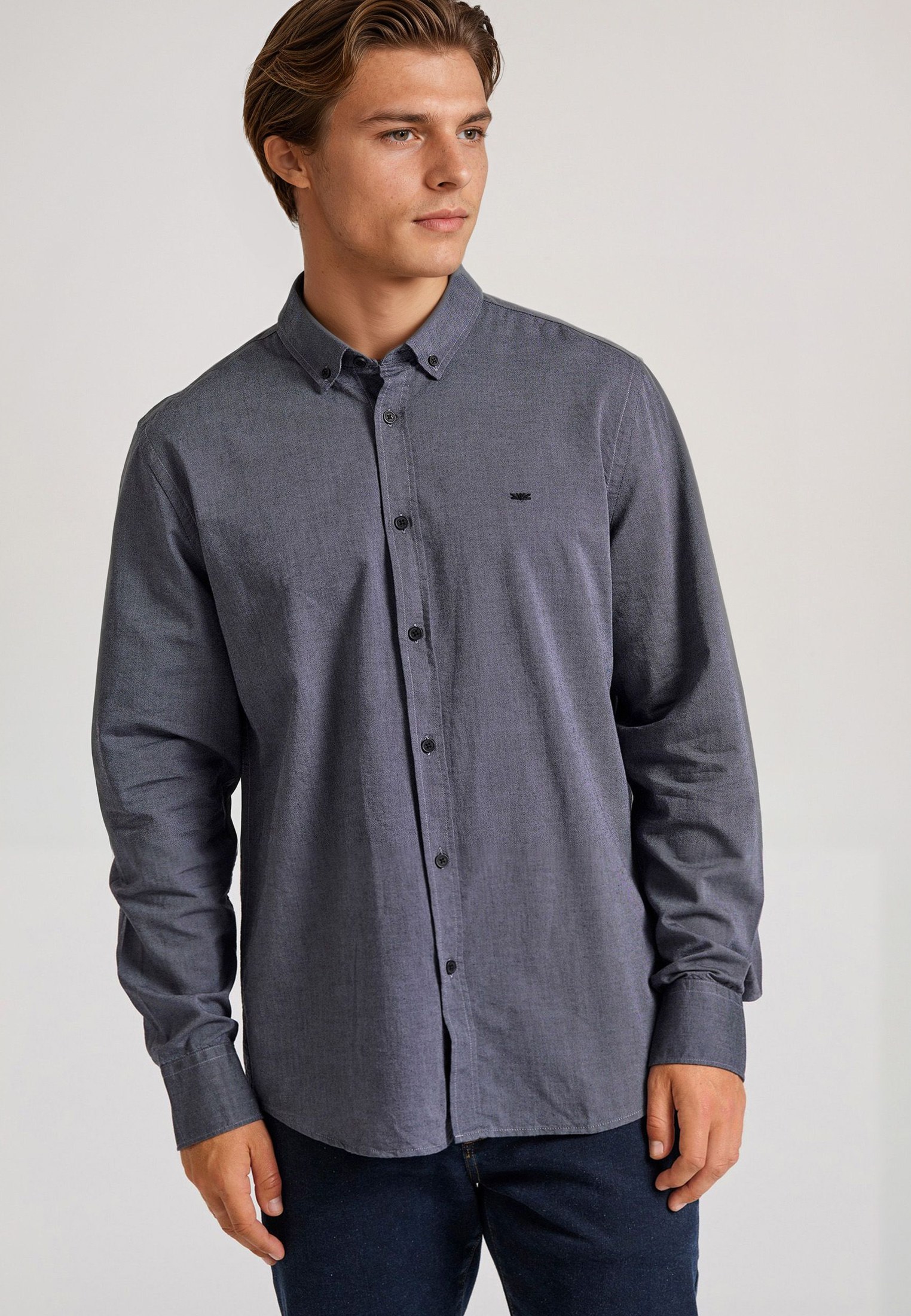 Ανδρικό πουκάμισο με κεντημένο logo - The essentials