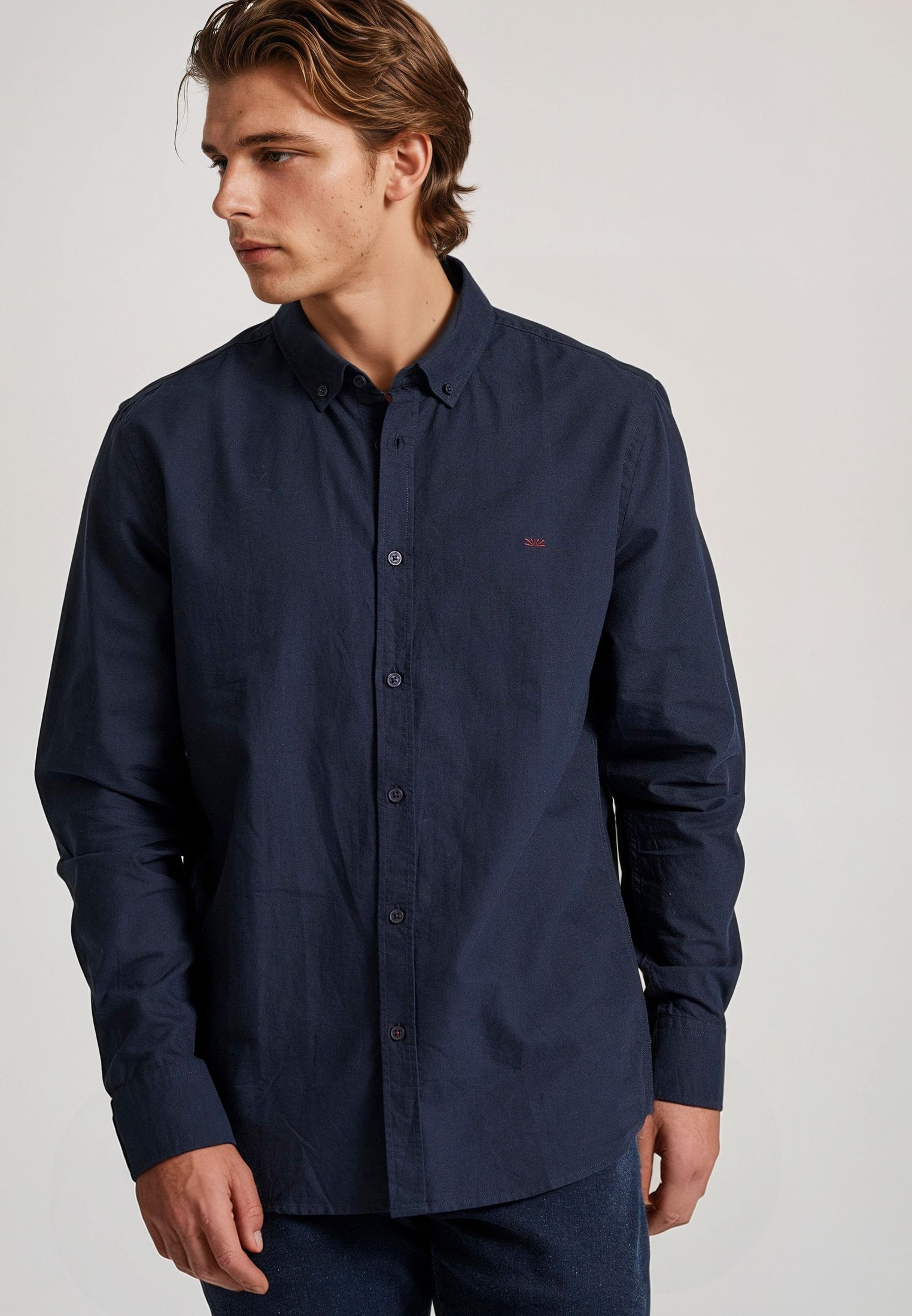 Ανδρικό πουκάμισο με κεντημένο logo - The essentials