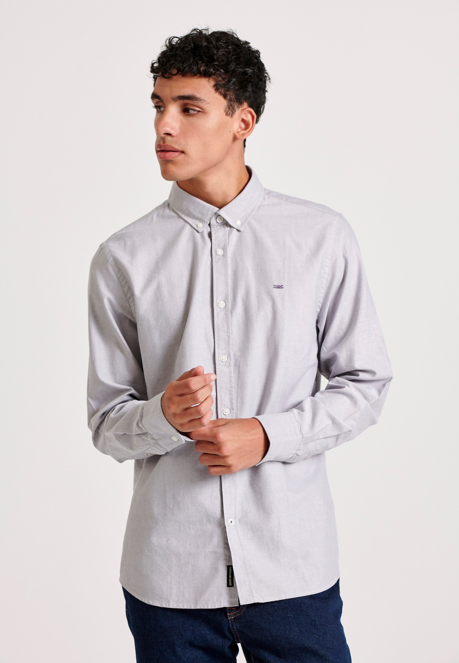 Ανδρικό πουκάμισο με κεντημένο logo - The essentials