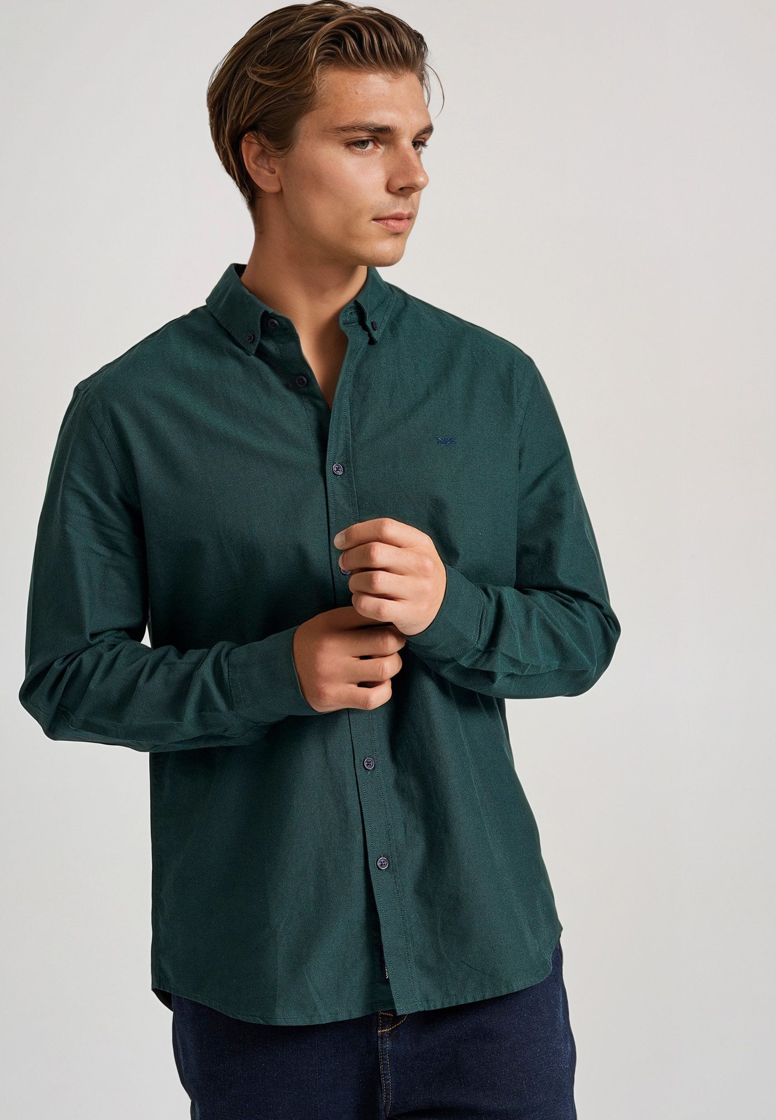 Ανδρικό πουκάμισο με κεντημένο logo - The essentials