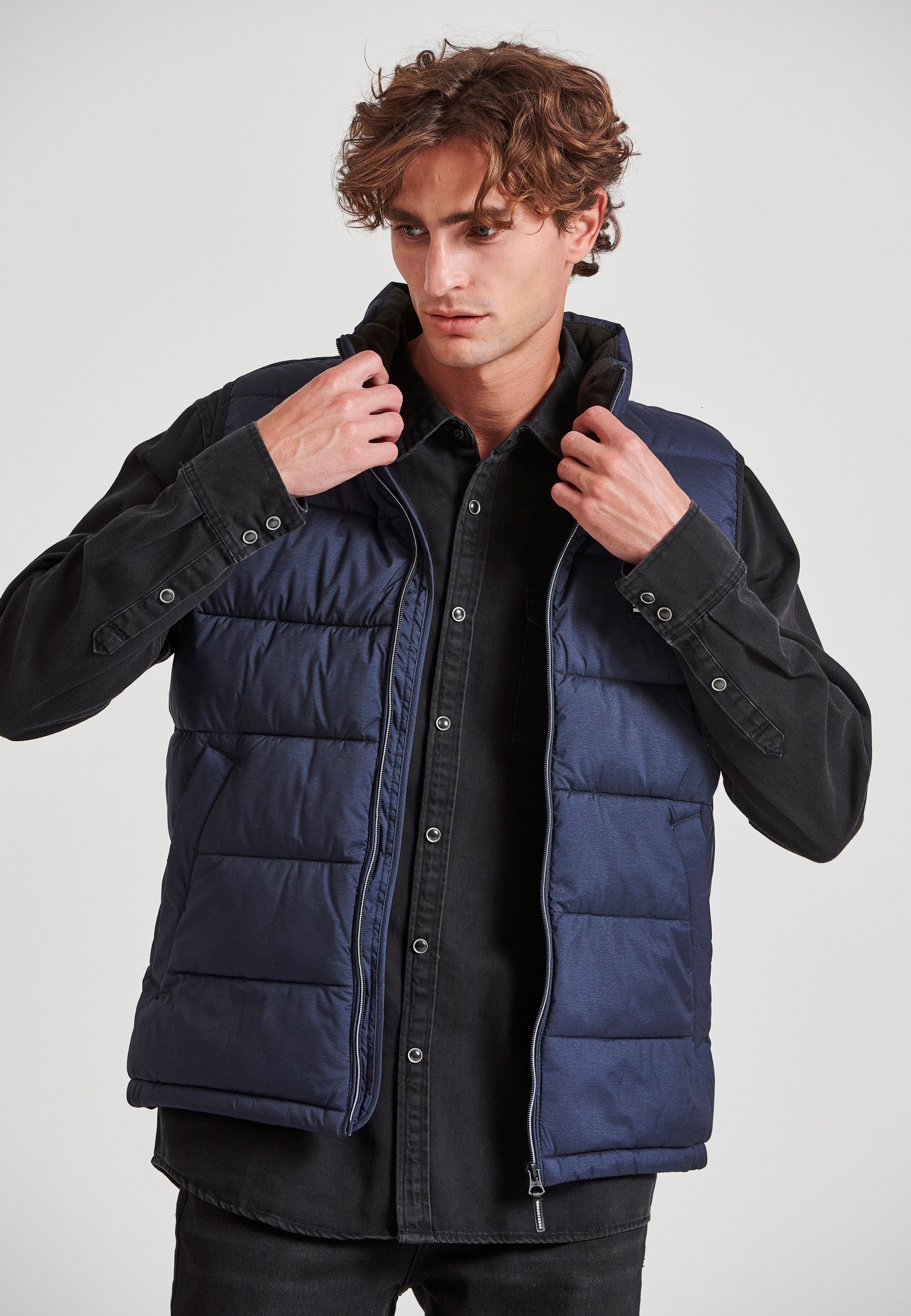 Ανδρικό αμάνικο μπουφάν