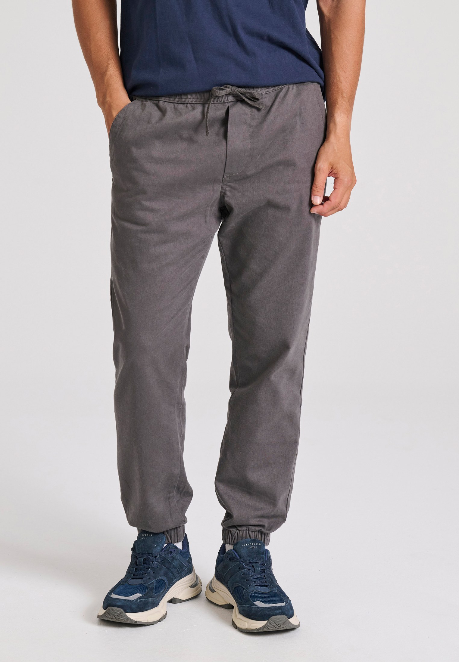 Chino jogger παντελόνι σε micro ζακάρ ύφανση