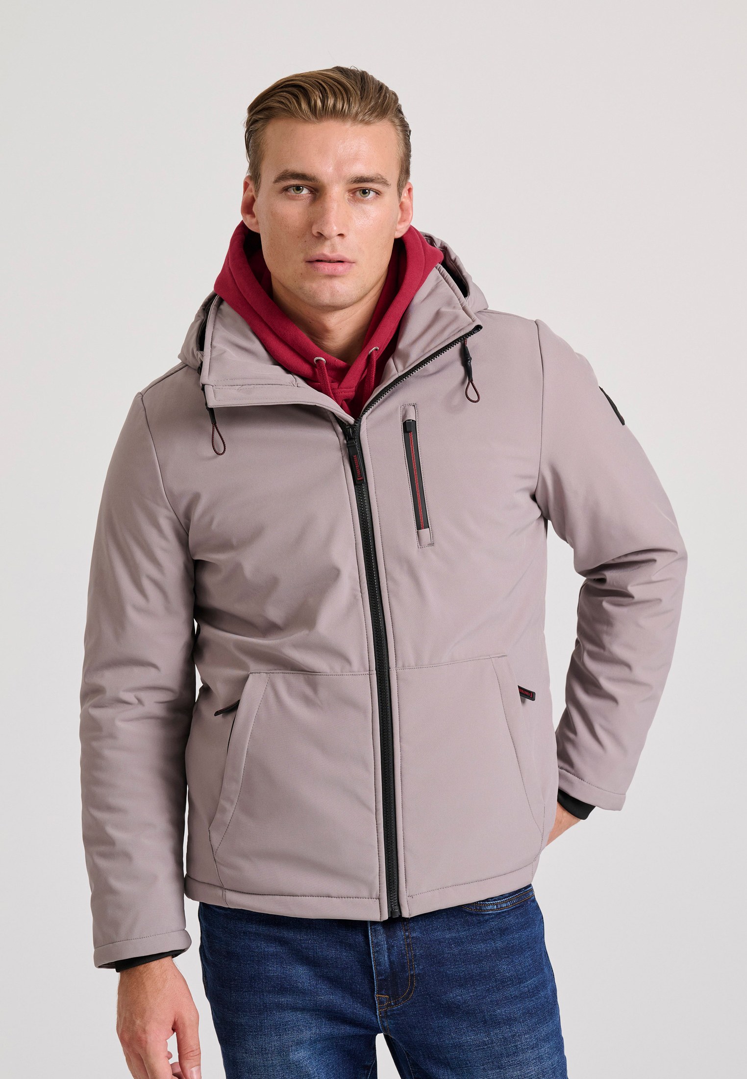 Softshell μπουφάν με ελαφριά επένδυση και κουκούλα