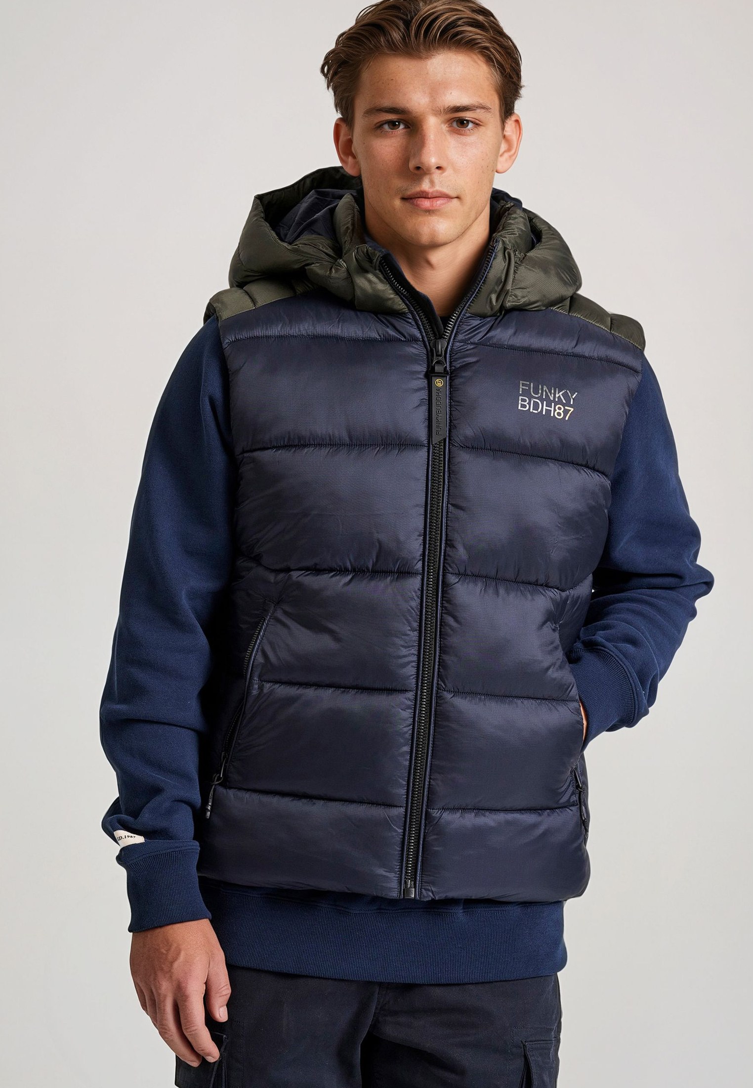 Αμάνικο καπιτονέ μπουφάν με αποσπώμενη κουκούλα