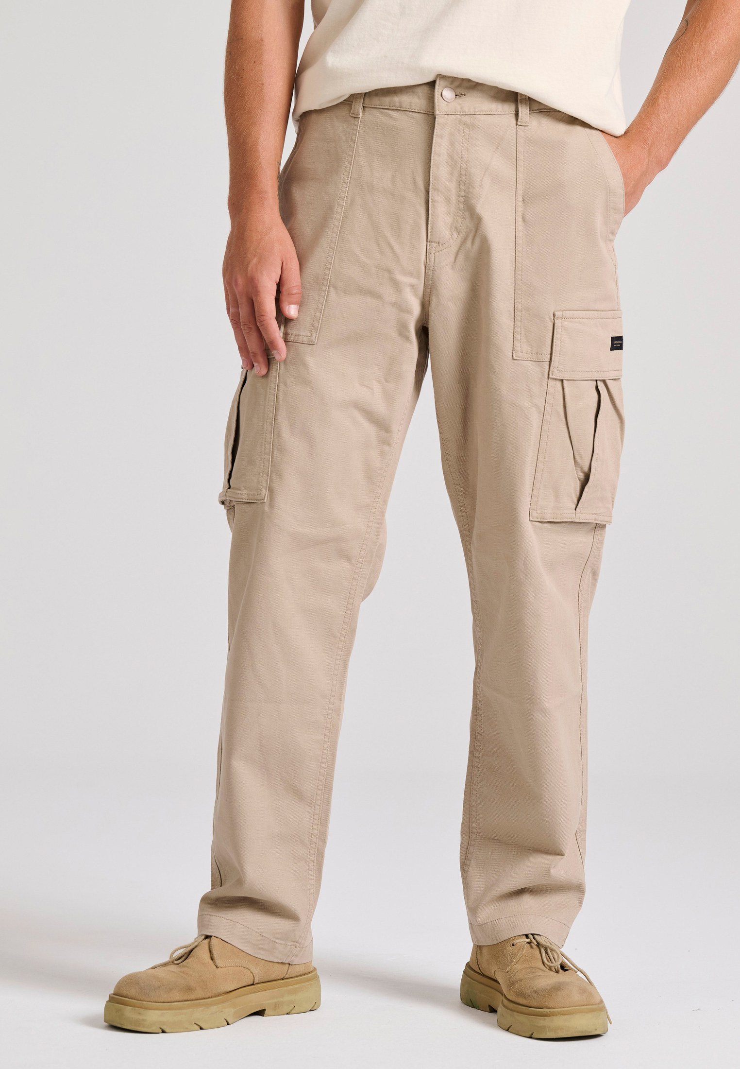 Loose fit cargo παντελόνι σε micro ζακάρ ύφανση (dobby)