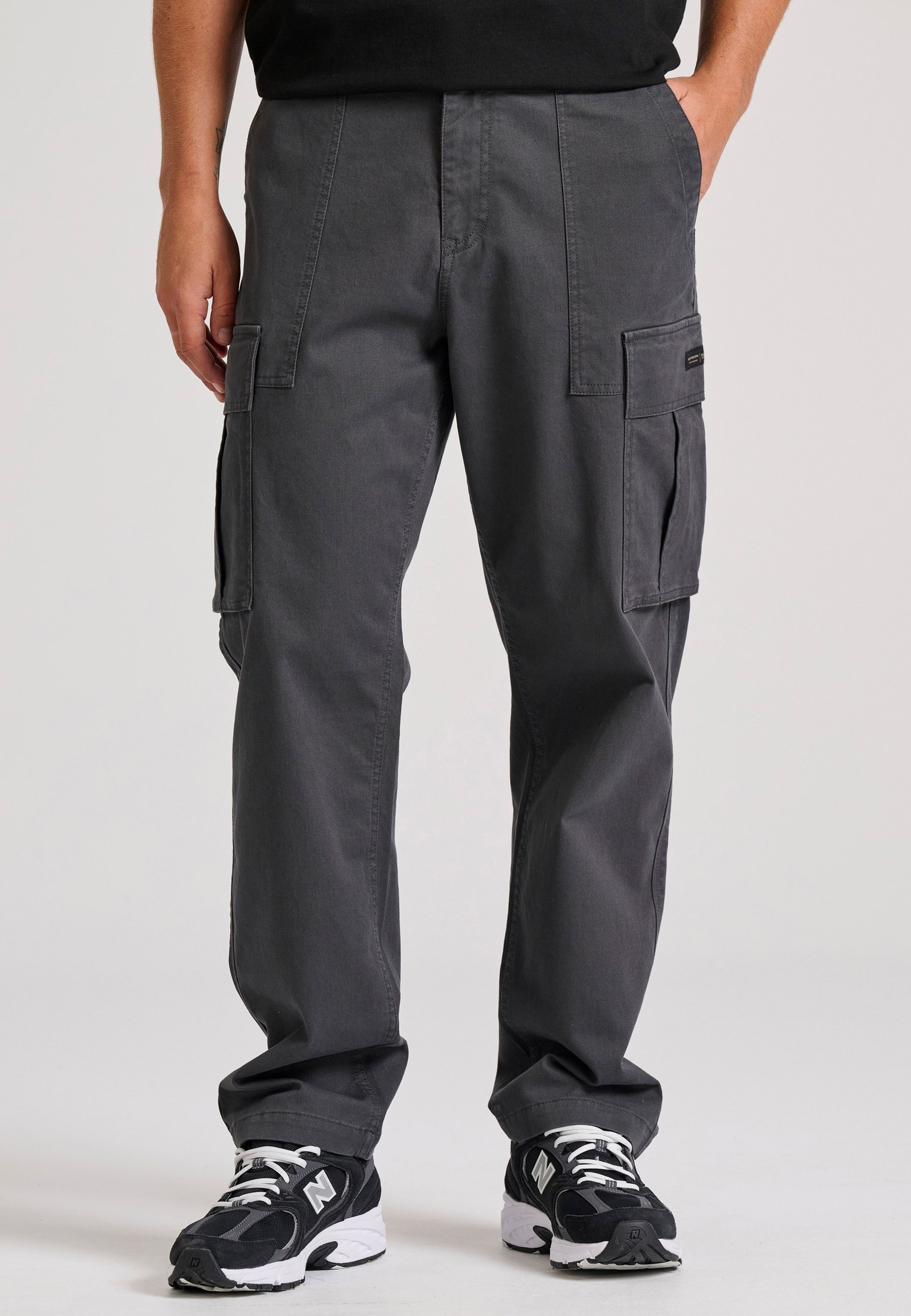 Loose fit cargo παντελόνι σε micro ζακάρ ύφανση (dobby)