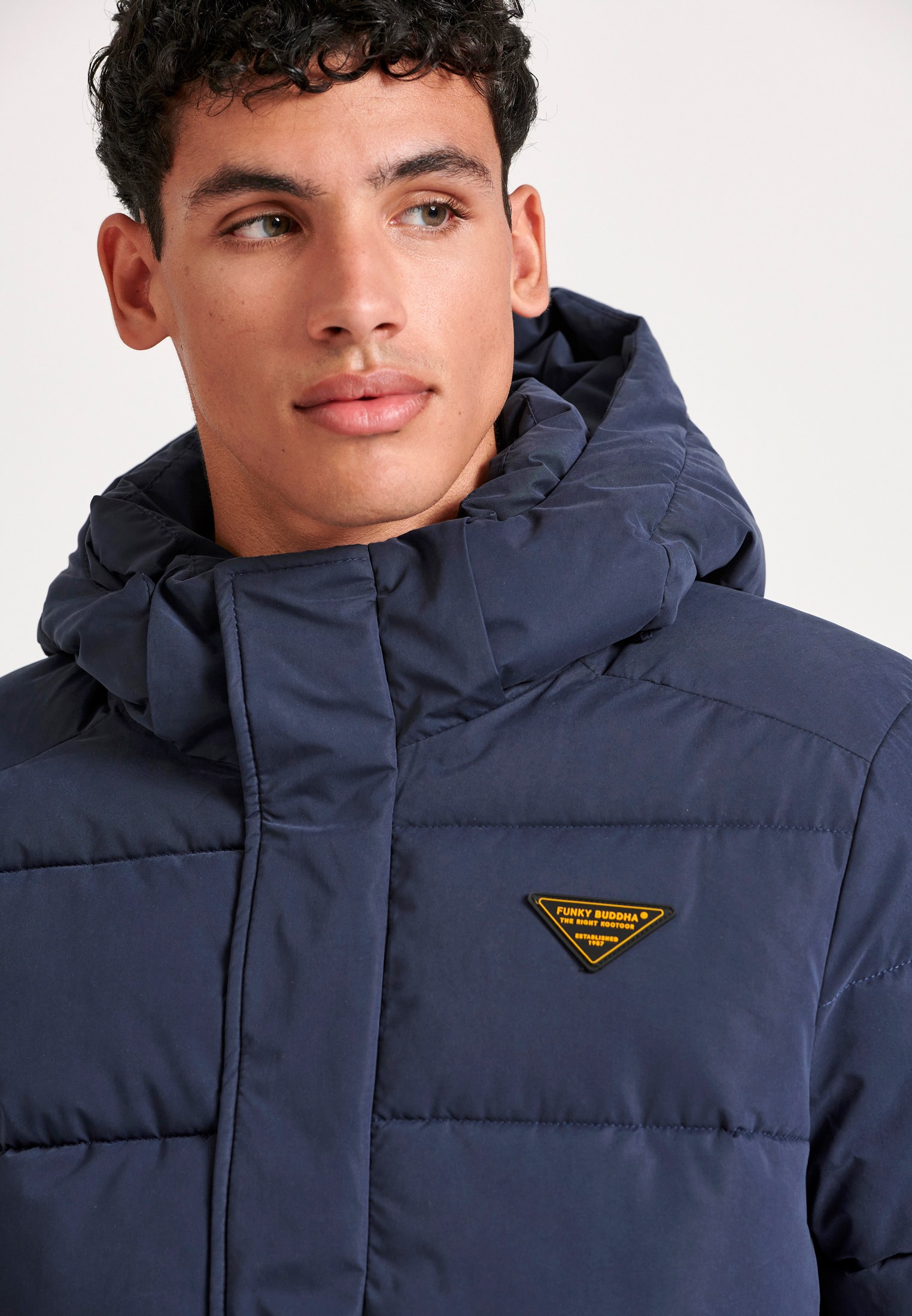 Ανδρικό puffer μπουφάν με αποσπώμενη κουκούλα