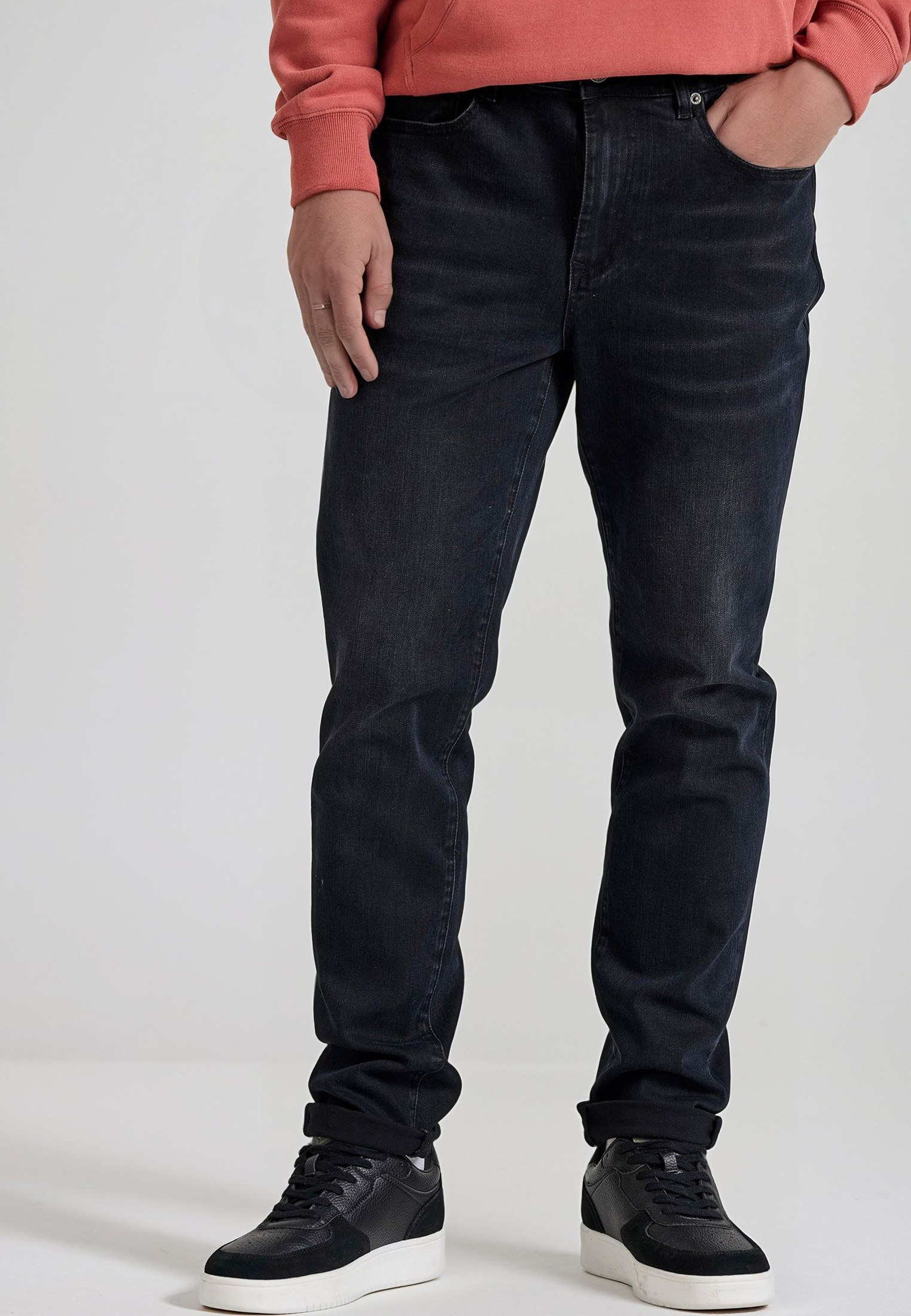 Slim tapered fit τζιν παντελόνι με ελαφρύ ξεθώριασμα