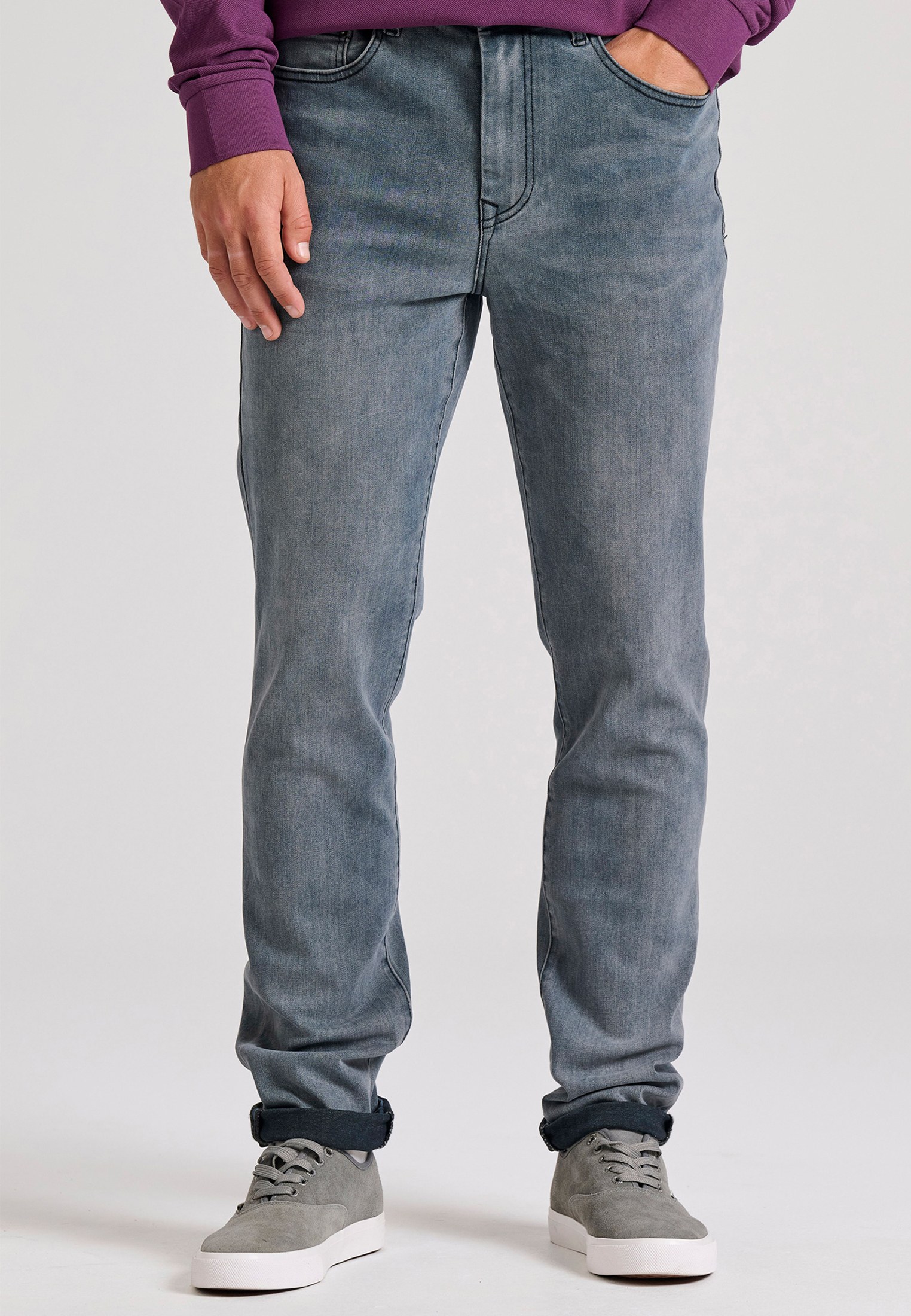 Slim tapered fit τζιν παντελόνι με ελαφρύ ξεθώριασμα