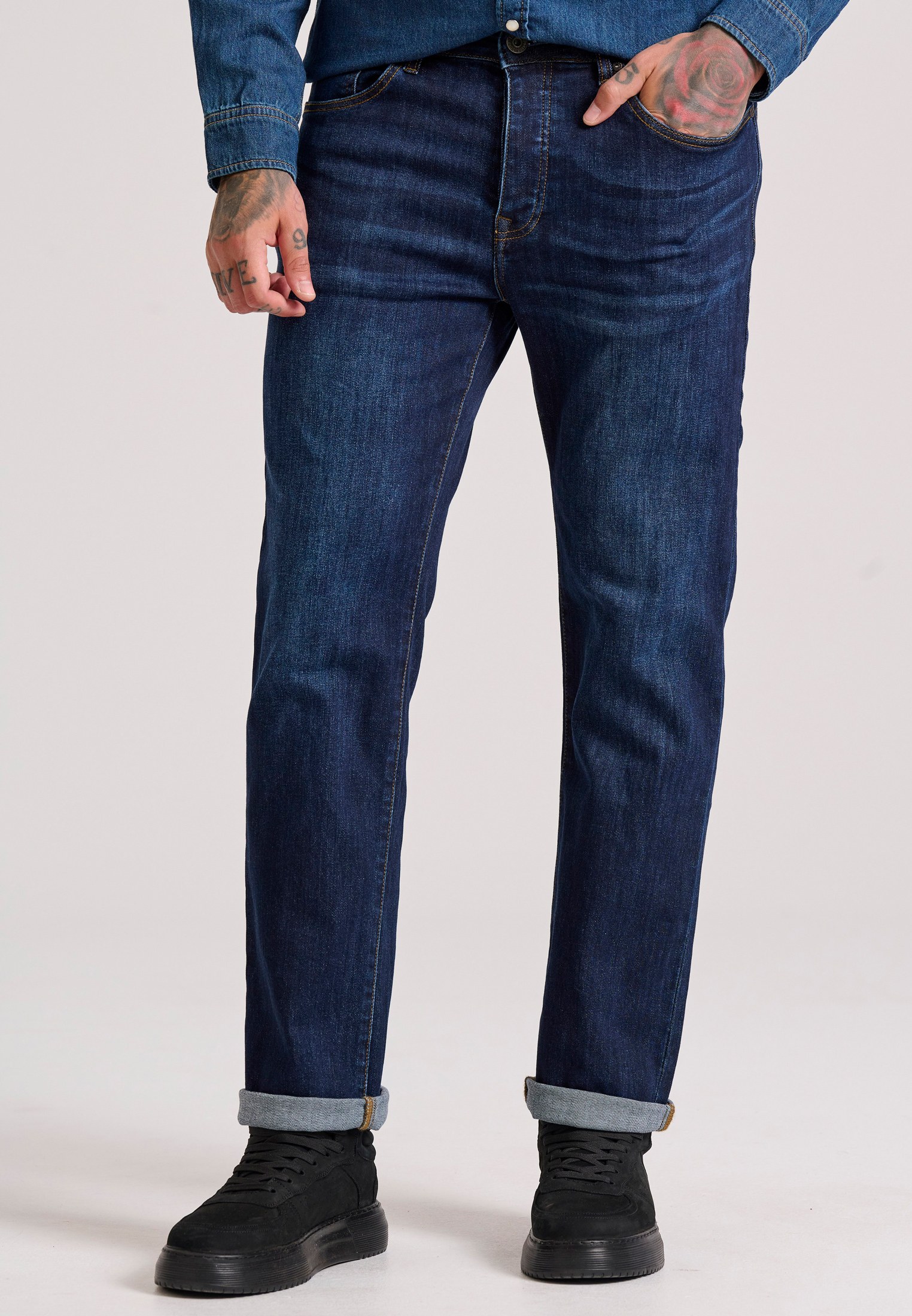 Straight fit τζιν παντελόνι με whisker details