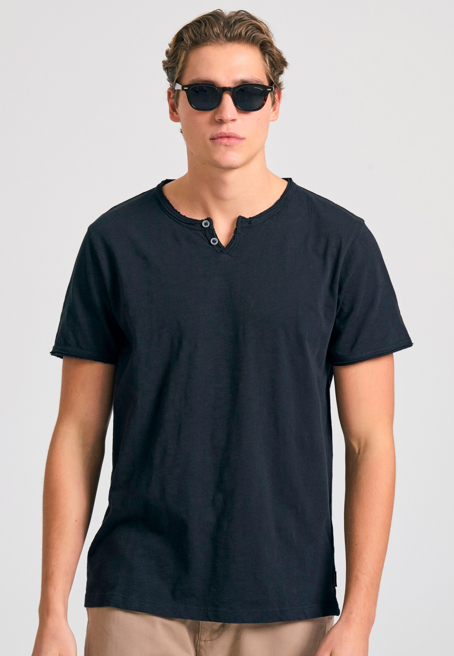 T-shirt with henley neck and raw cuts - The essentials FBM011-004