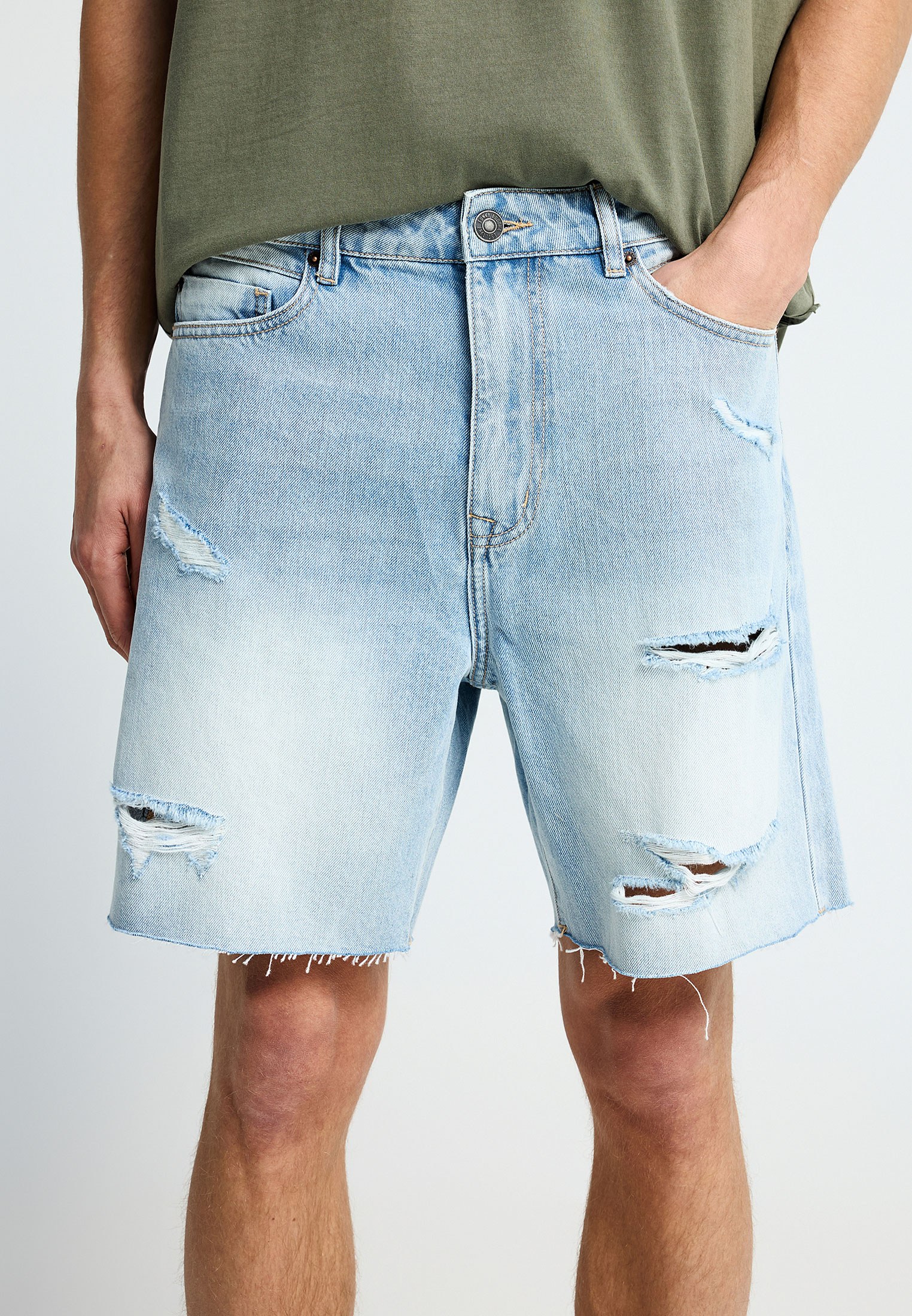Men's baggy denim shorts with destroyed effects FBM013-097-03_LT
