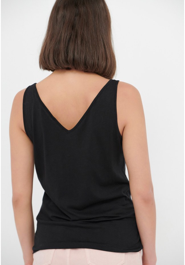 Sleeveless V-neck t-shirt