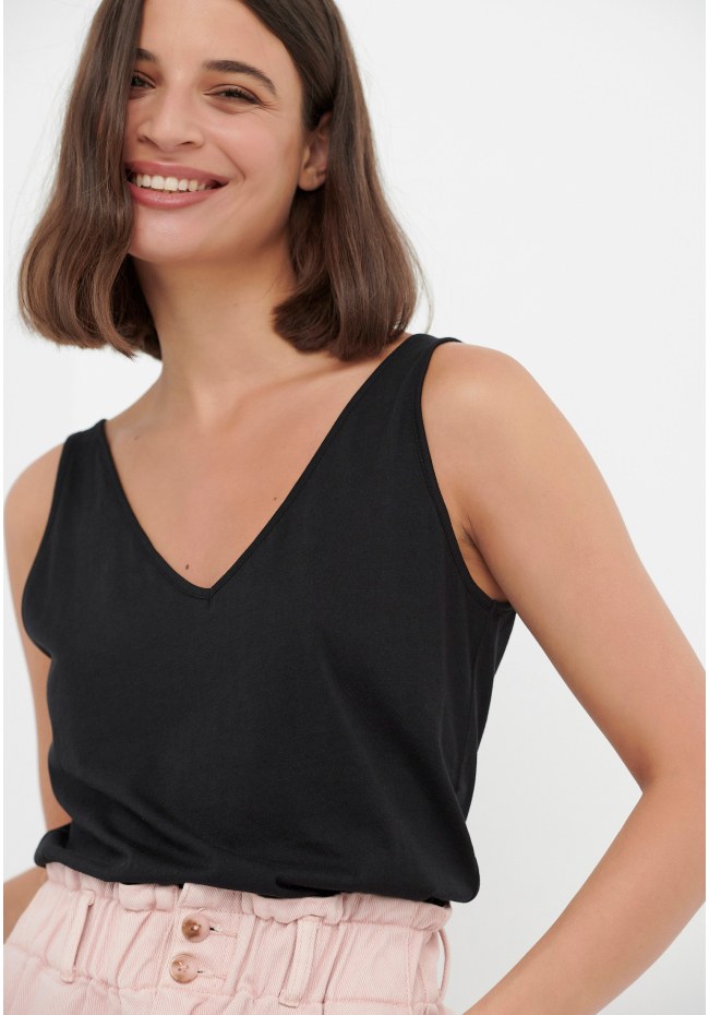 Sleeveless V-neck t-shirt