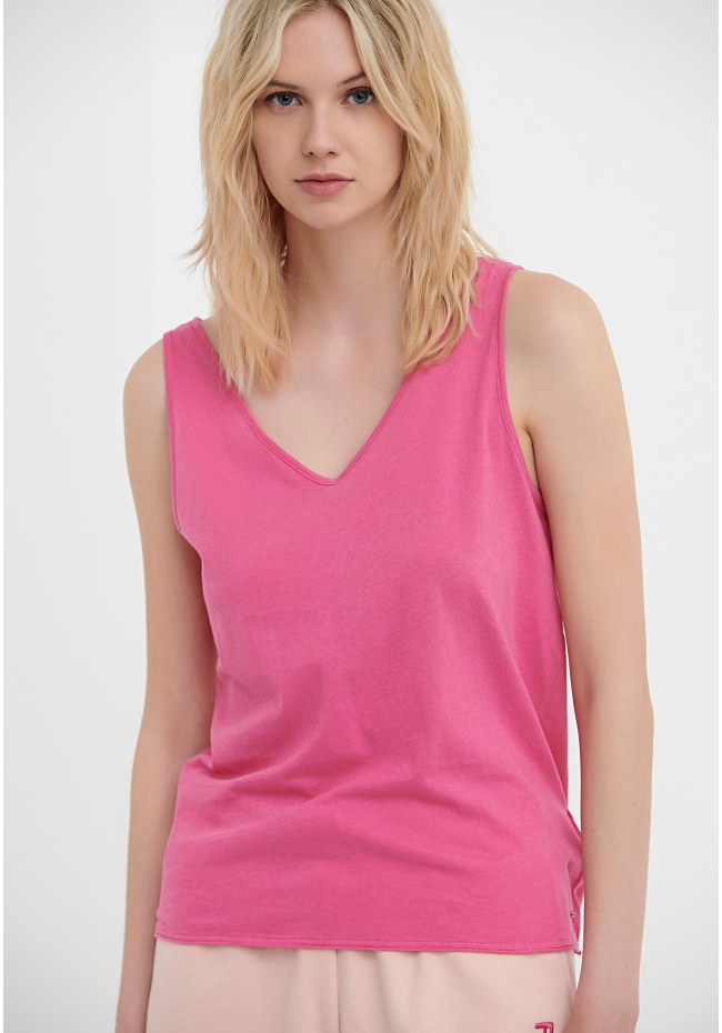 Sleeveless V-neck t-shirt