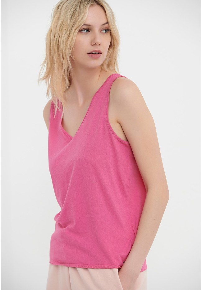 Sleeveless V-neck t-shirt