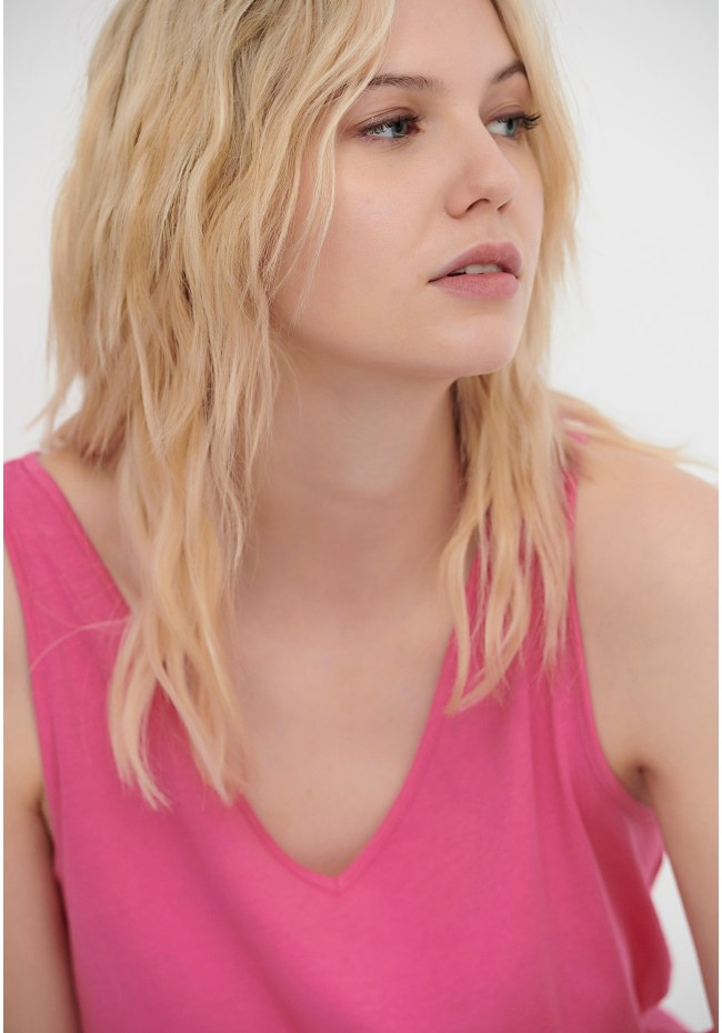 Sleeveless V-neck t-shirt